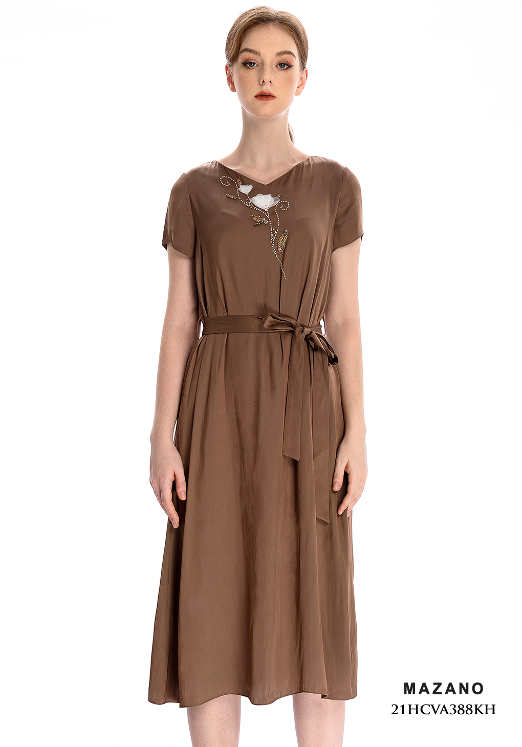 Đầm lụa suông nâu thắt đai đính hoa trang trí