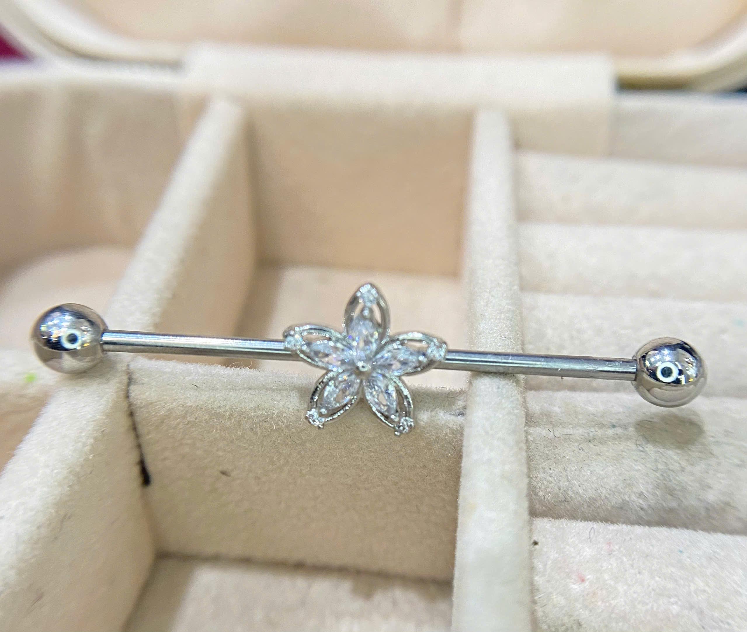 industrial kiểu bông hoa kim cương trắng năm cánh to viền khung _thumbnail_1