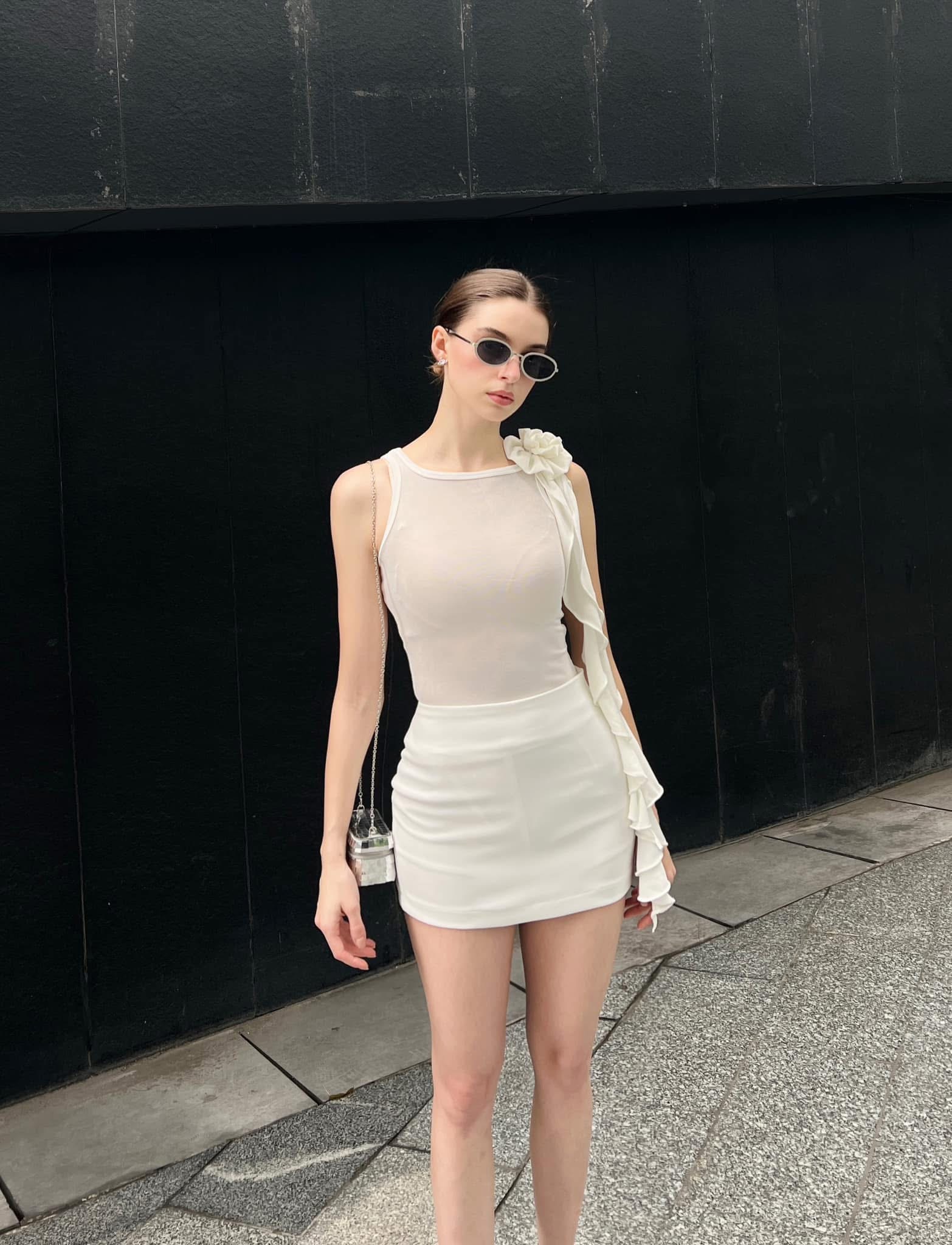 Chân váy ngắn trắng