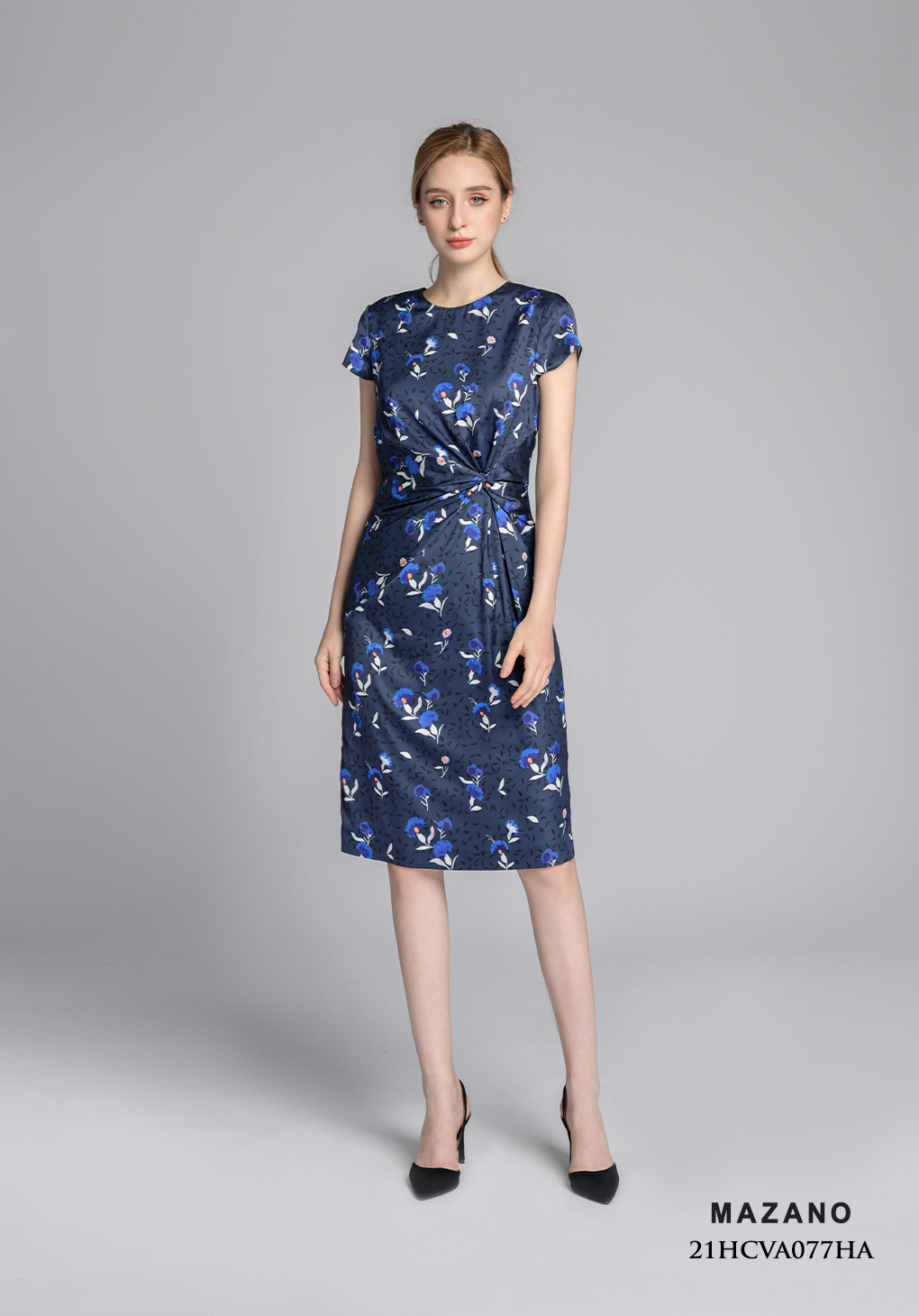 Váy lụa xanh họa tiết giúm eo