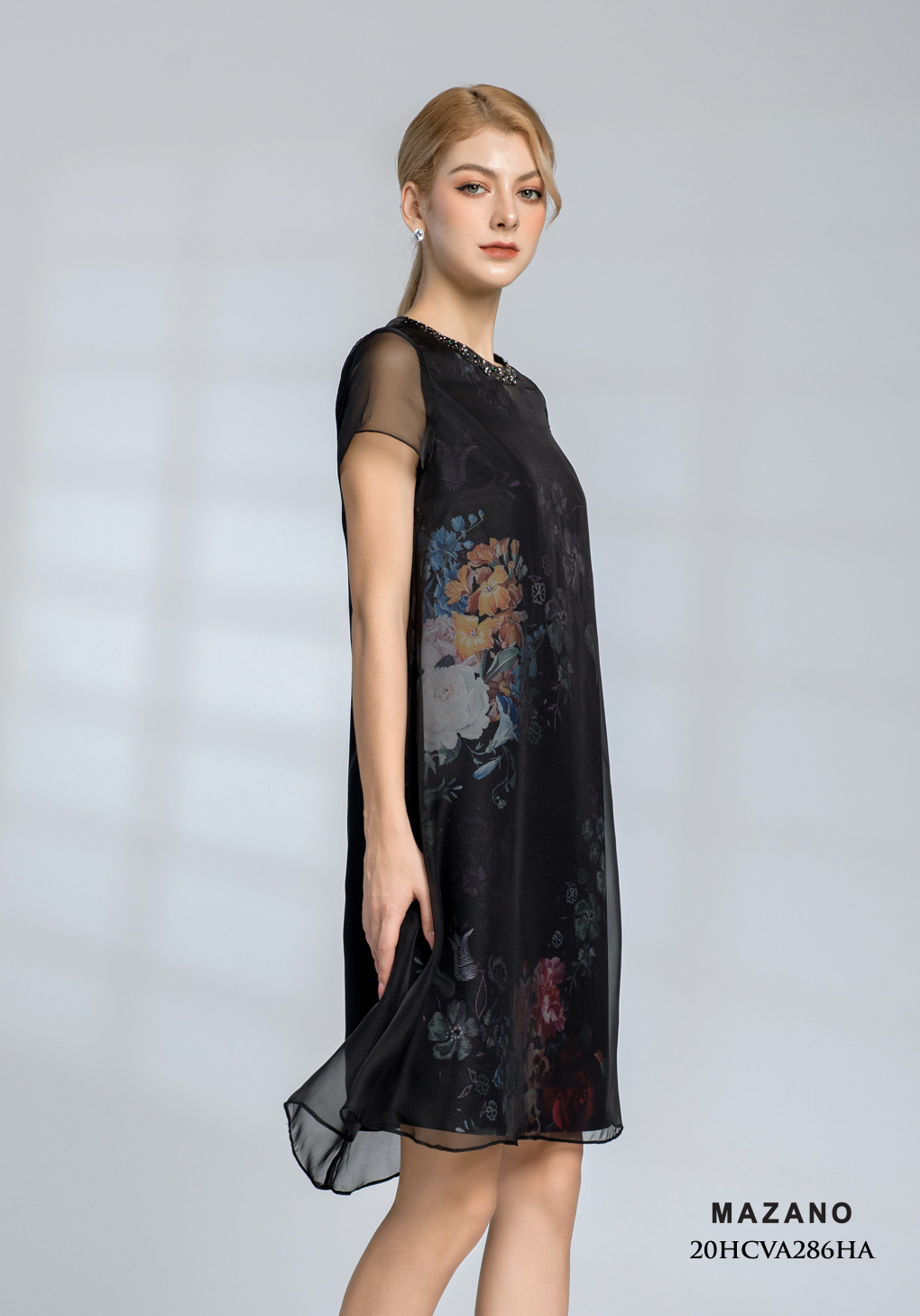 Đầm đen phủ họa tiết suông A đính hạt_thumbnail_2