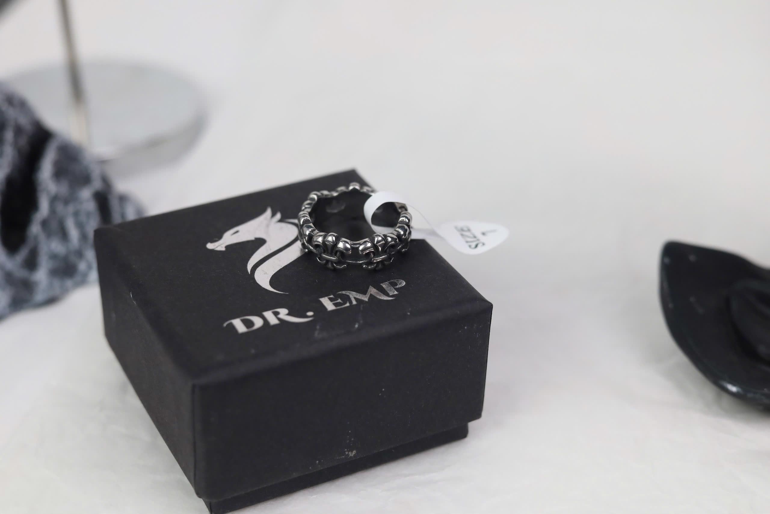 nhẫn kiểu chrome heart logo xung quanh size 8_thumbnail_3