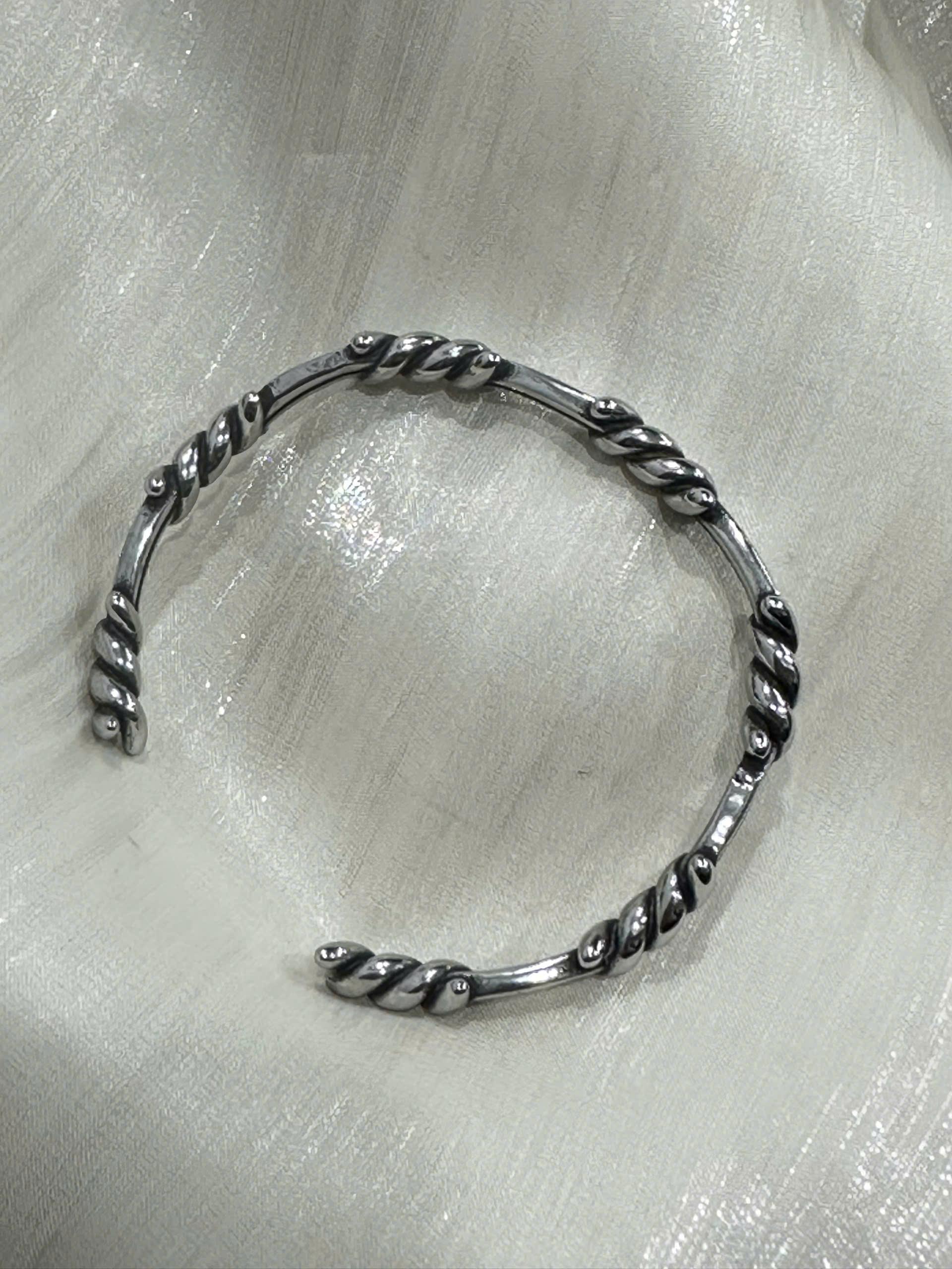 Vòng tay cuff titan xoắn kẽm gai._thumbnail_3