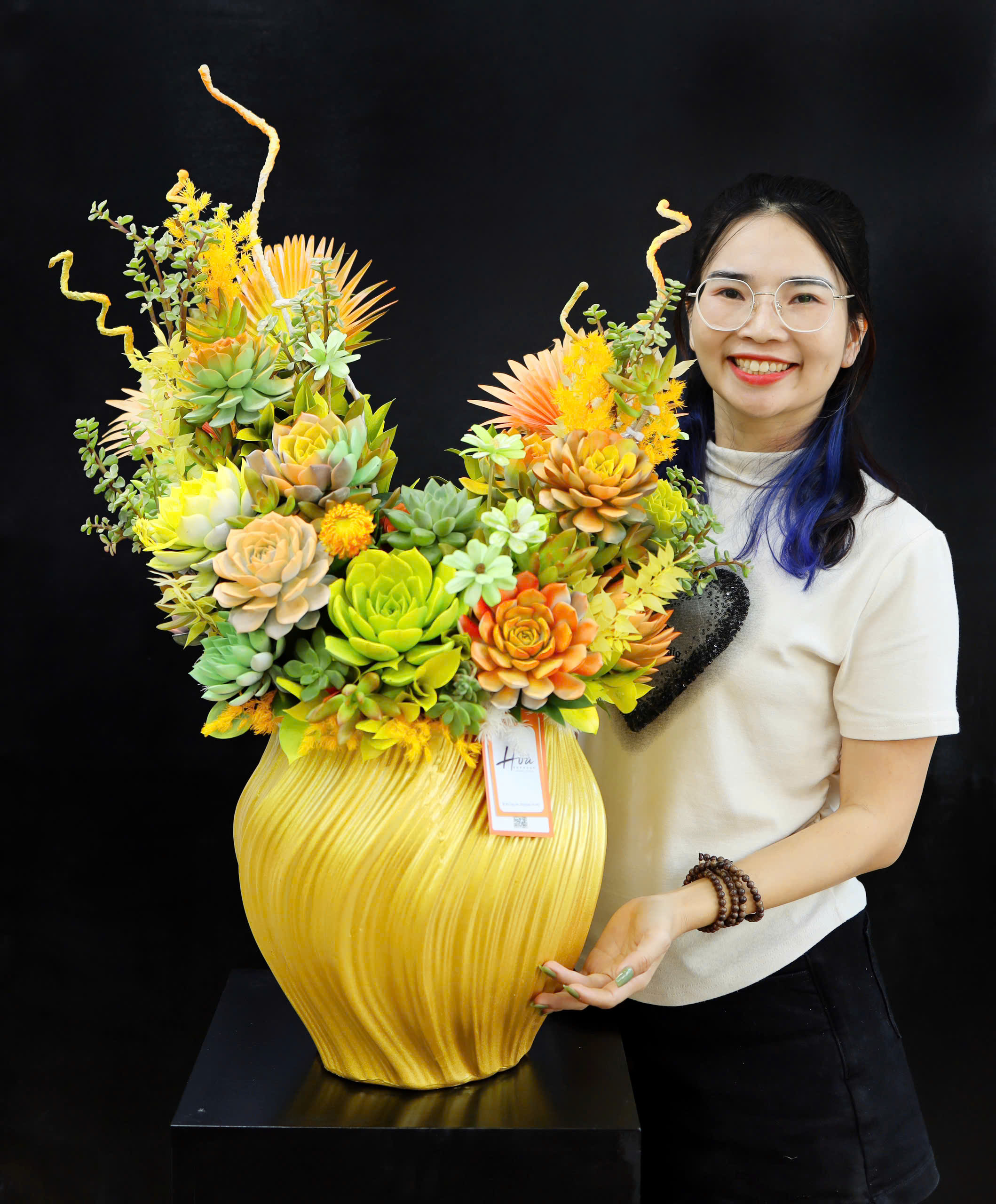 Bình hoa sen đá xoắn vàng