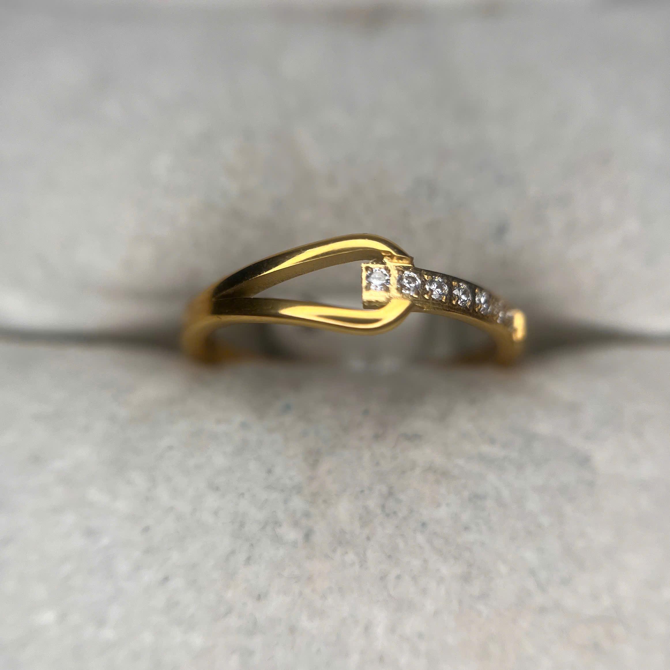 nhẫn kiểu titan vàng kim cương lồng ghép hình thoi size 6_thumbnail_1