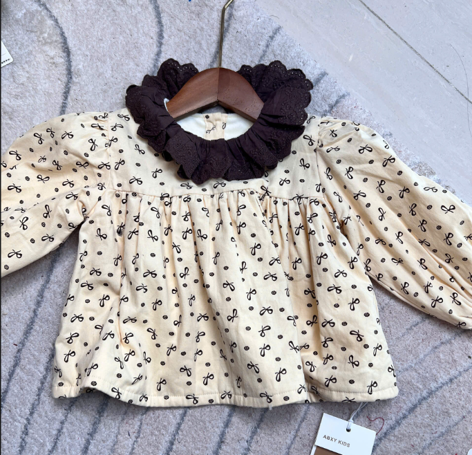 (G217) Áo kem cổ bèo họa tiết nơ_thumbnail_0