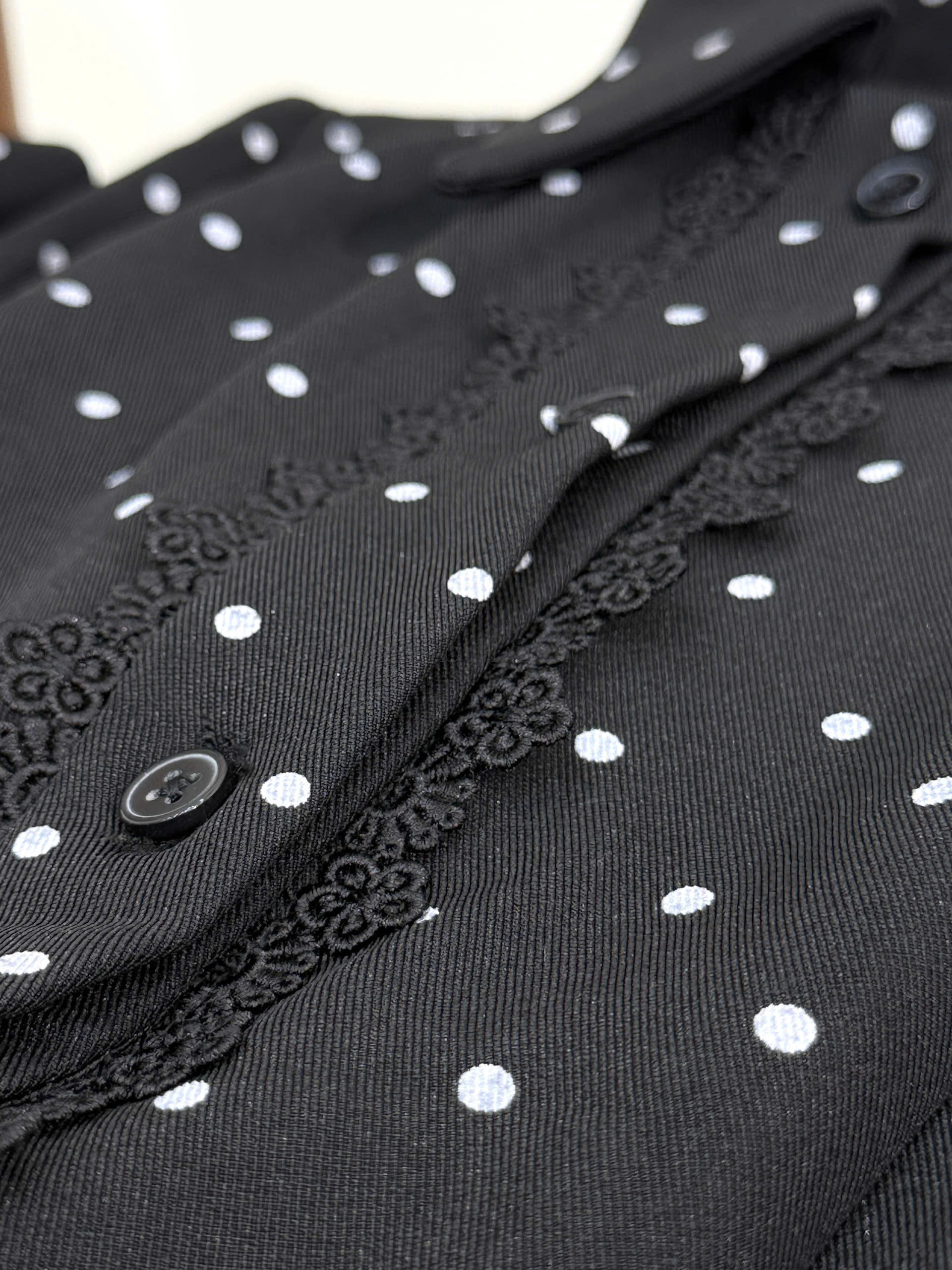 U751 ÁO KIỂU CHẤM BI ĐEN_thumbnail_5