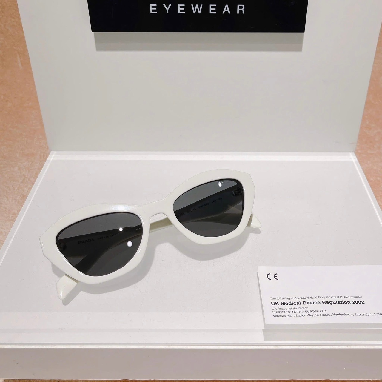 KÍNH HIỆU gọng trắng mắt đen_thumbnail_6