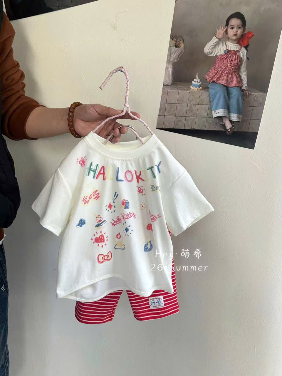 (E152) Set áo thun cộc tay trắng kèm quần kẻ đỏ hãng HMX