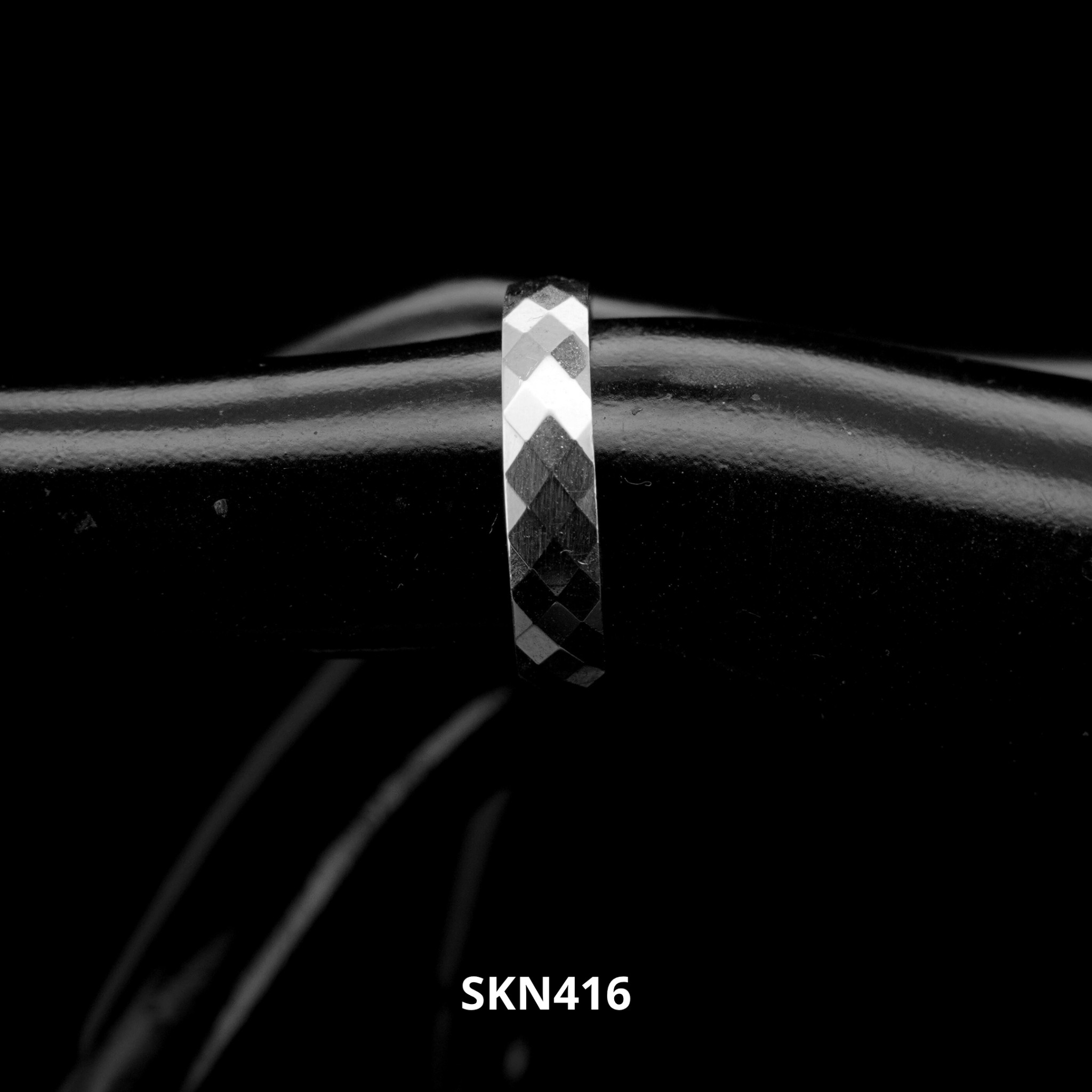 SKN416 - NHẪN TRƠN KHÍA MÁY ĐA GIÁC 2,33G - SAKA JEWELRY
