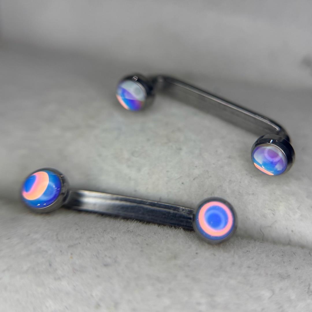 khuyên surface titan hai đầu đá dẹt tím hologram dài 14mm