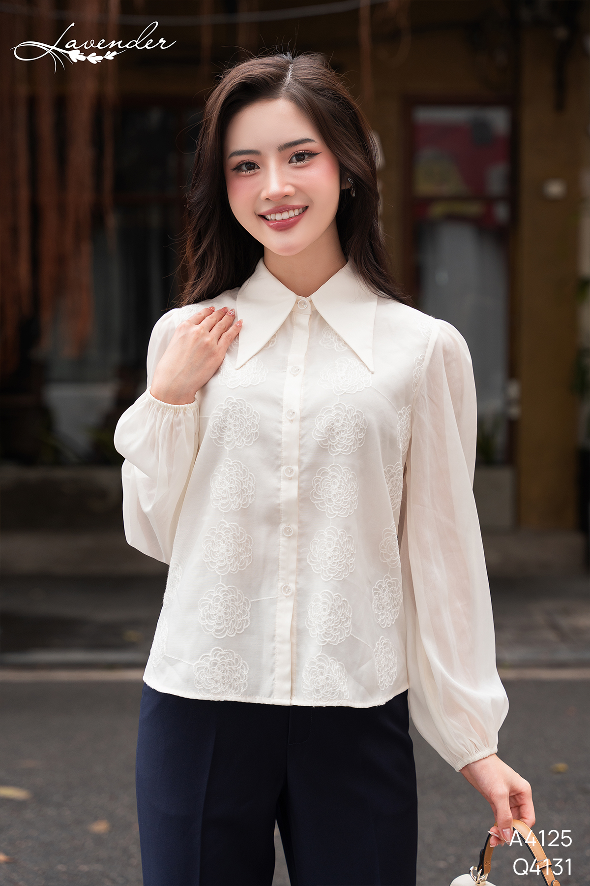 Áo sơ mi tơ kem thêu hoa cổ nhọn A4125