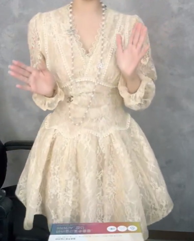 Đầm Xoè Cổ V Tay Dài