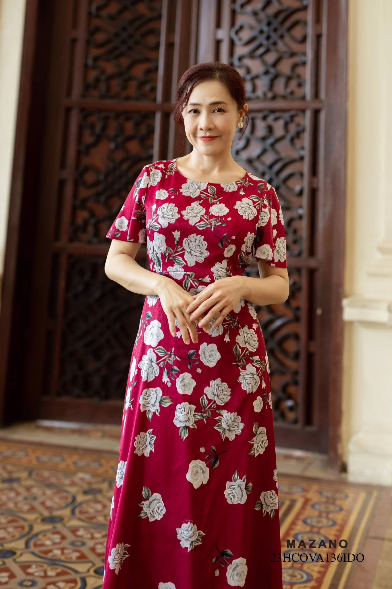 Đầm lụa đỏ vân gỗ in hoa hồng trắng