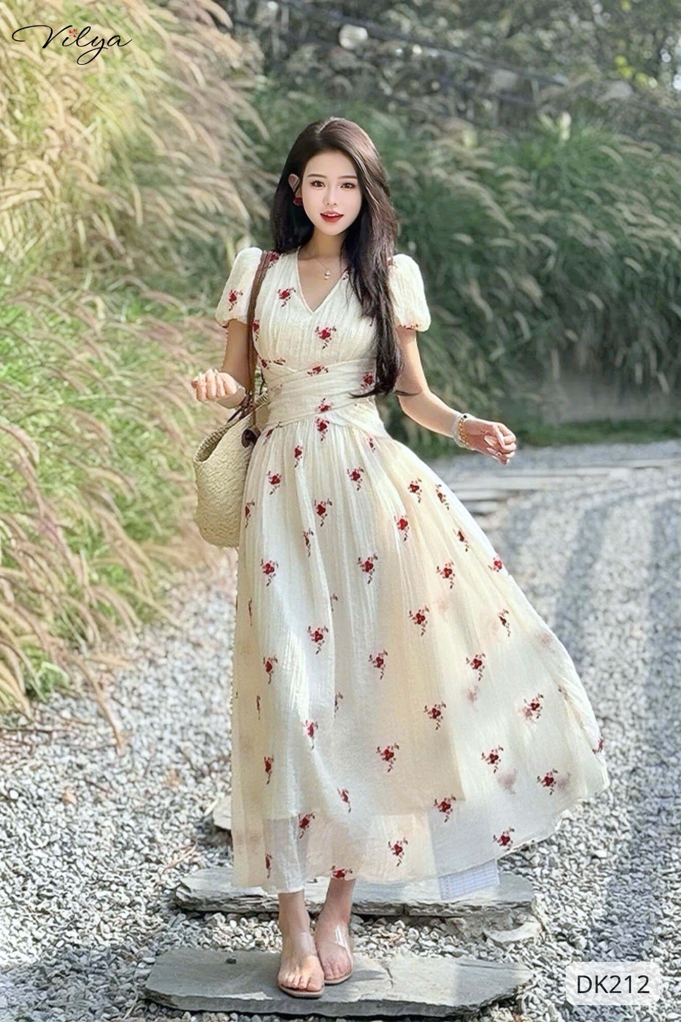 Đầm xoè cổ tim thêu hoa đỏ DK212