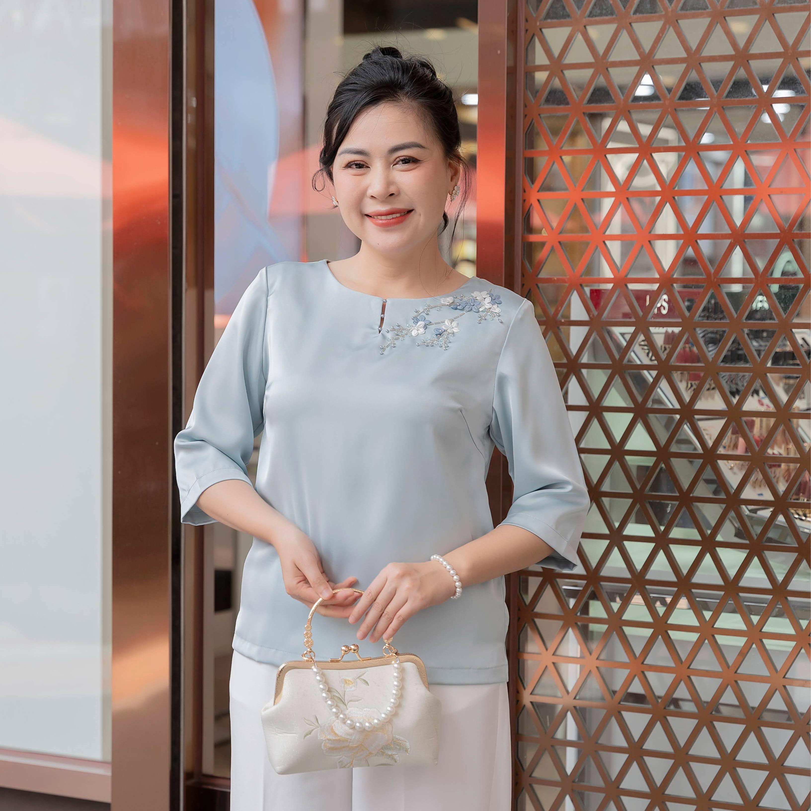 GUMOM - Áo Kiểu Trung Niên U50 U60 Cao Cấp Cổ Tròn Tay Lỡ Thêu Hoa Đính kết hoa và pha lê thủ công Sang Trọng Cho Nữ - Women Nhung Kem Xanh Nho Tua Rua Top Voi_thumbnail_5