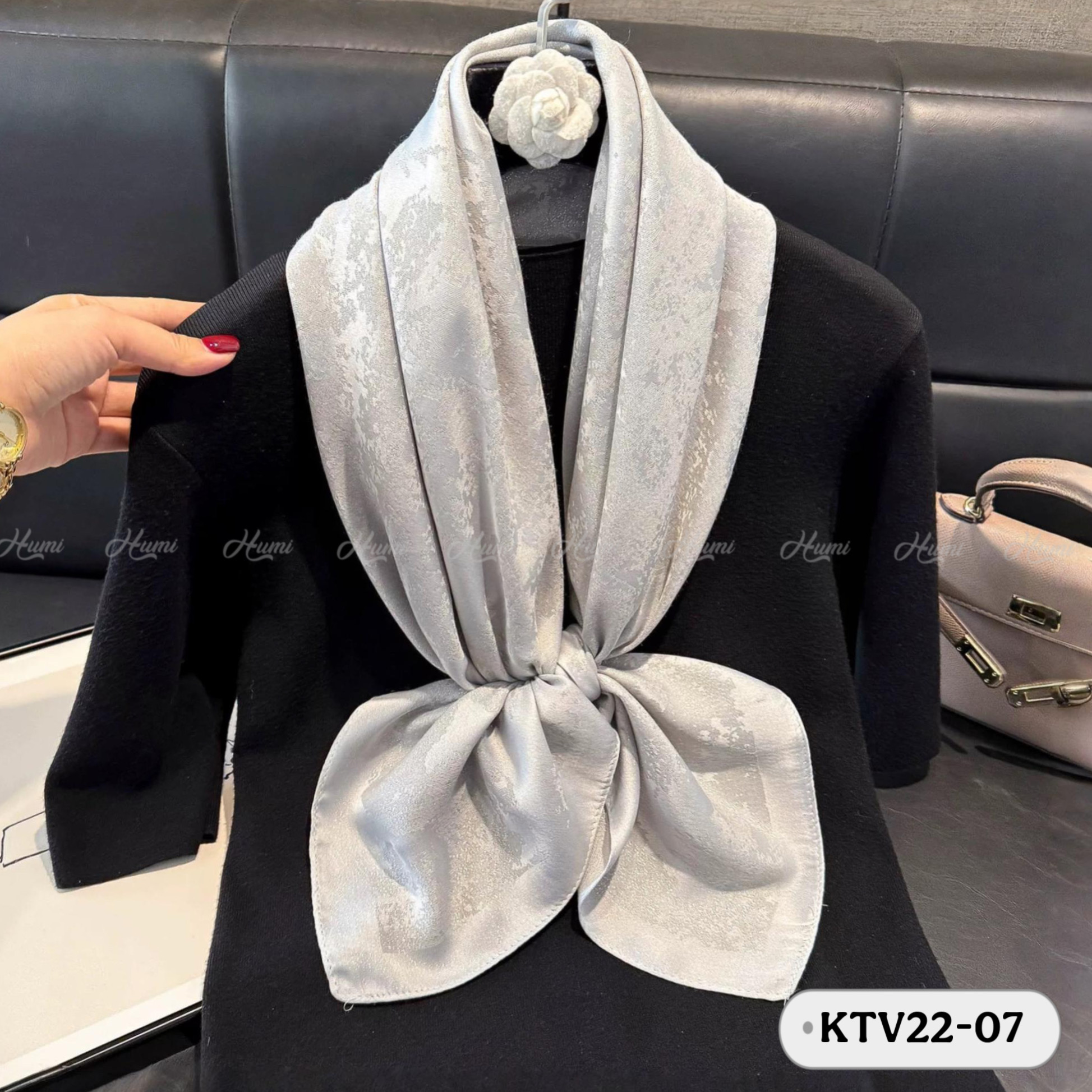 KHĂN LỤA VUÔNG KIM TUYẾN (KTV22-07 GHI)