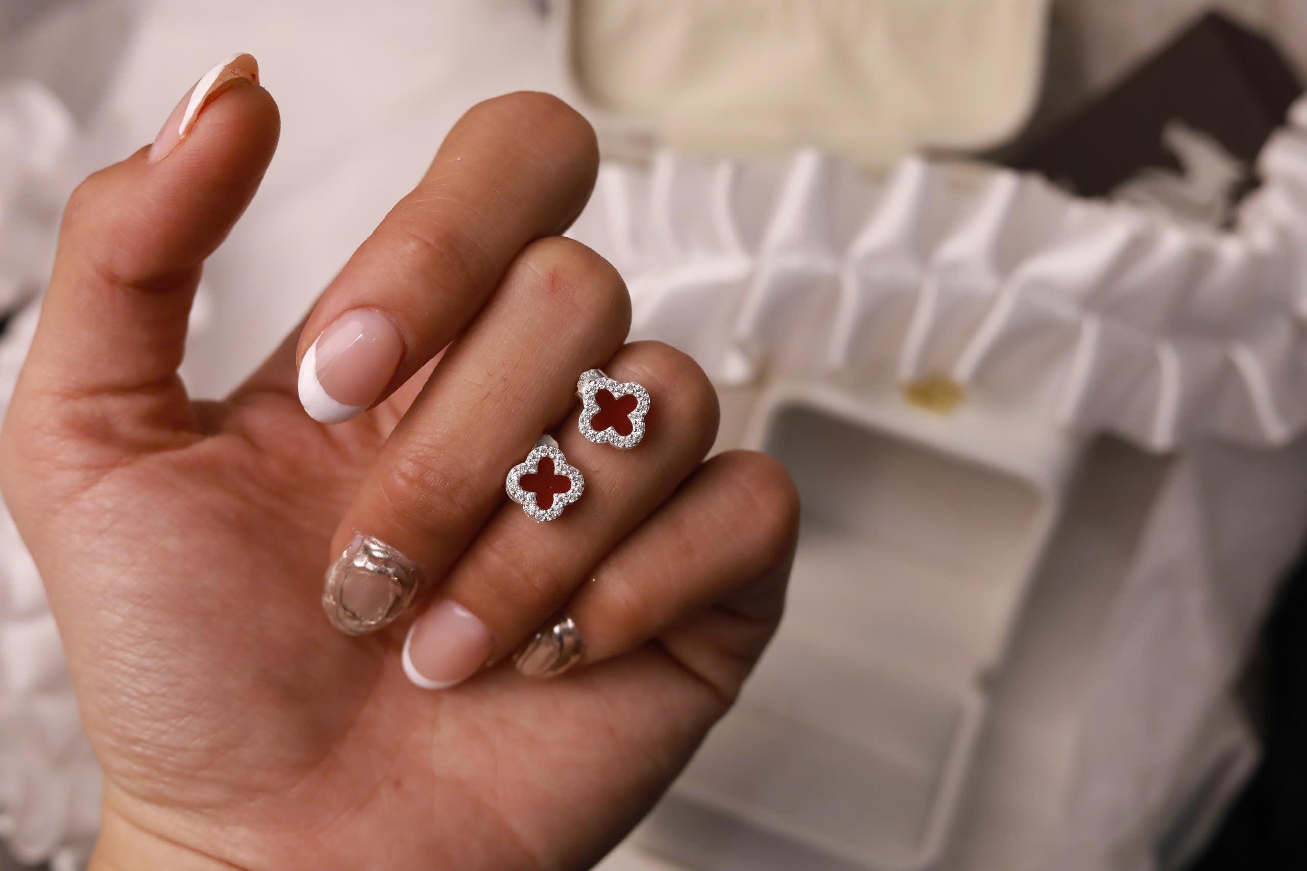 Khuyên kiểu bạc cỏ 4 lá xà cừ đỏ viền đá xi bạch kim_thumbnail_3