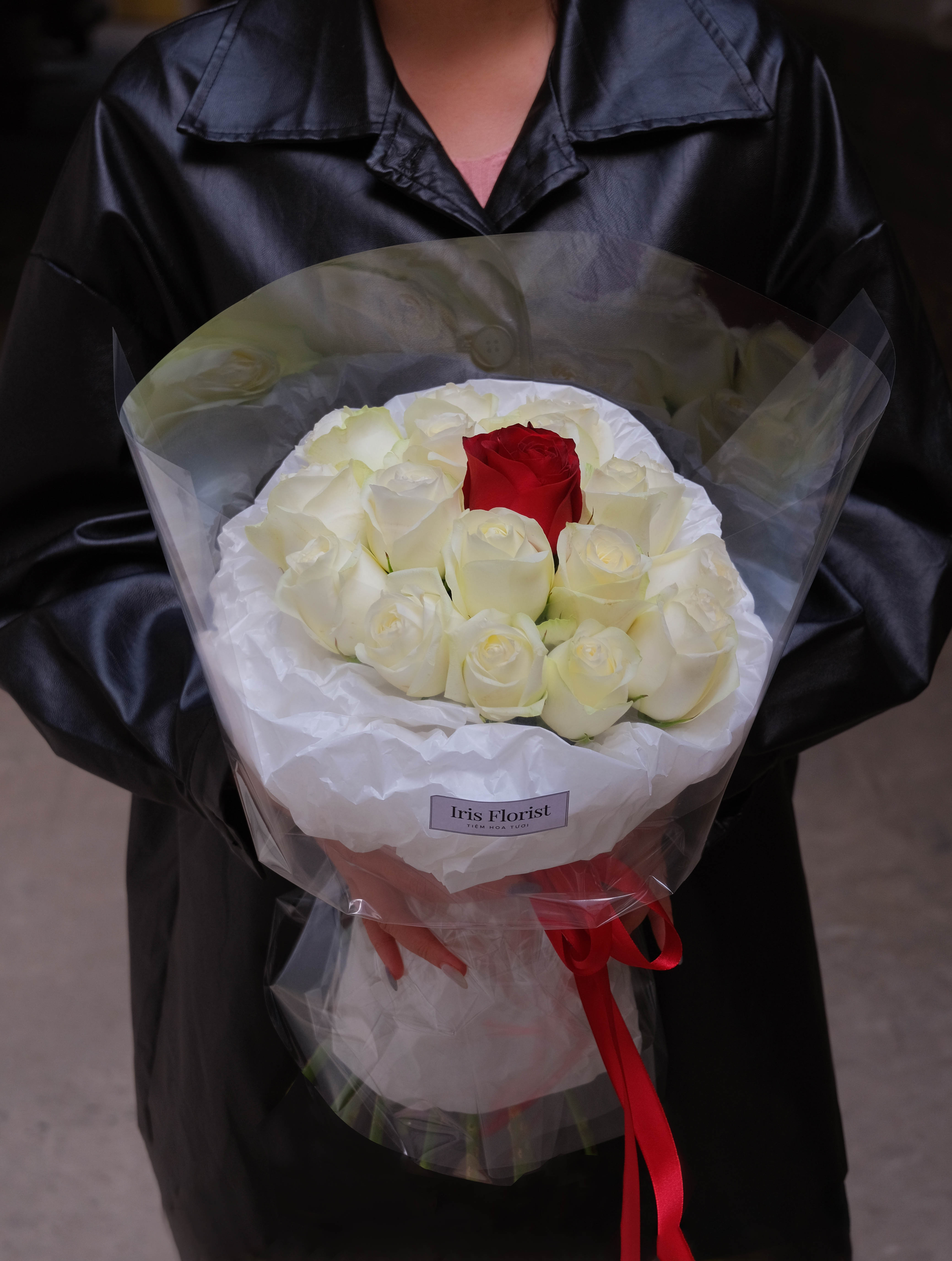 Hoàng tử Bé - Bó hồng trắng mix 1 bông hồng đỏ duy nhất - Giấy bóng kính