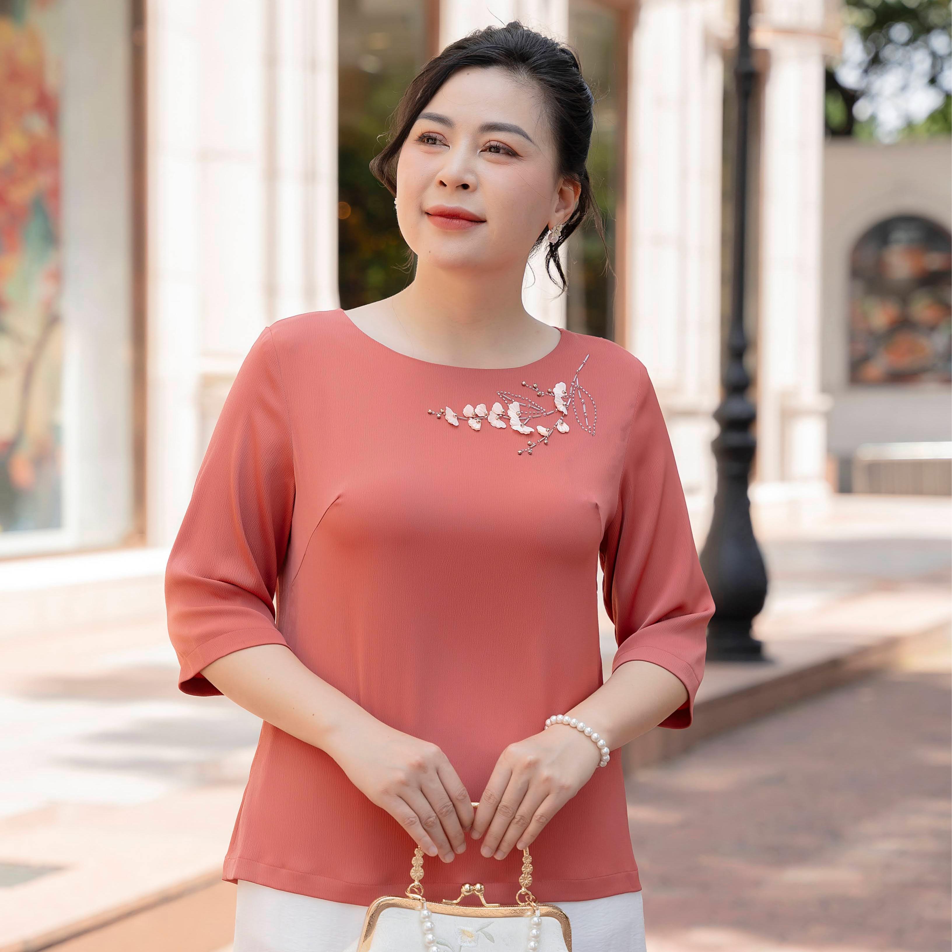 GUMOM - Áo Kiểu Trung Niên U50 U60 Cao Cấp Cổ Tròn Tay Lỡ đính kết thủ công hoa laser và đá cao cấp Sang Trọng Cho Nữ - Women Nhung Kem Xanh Nho Tua Rua Top Voi_thumbnail_3