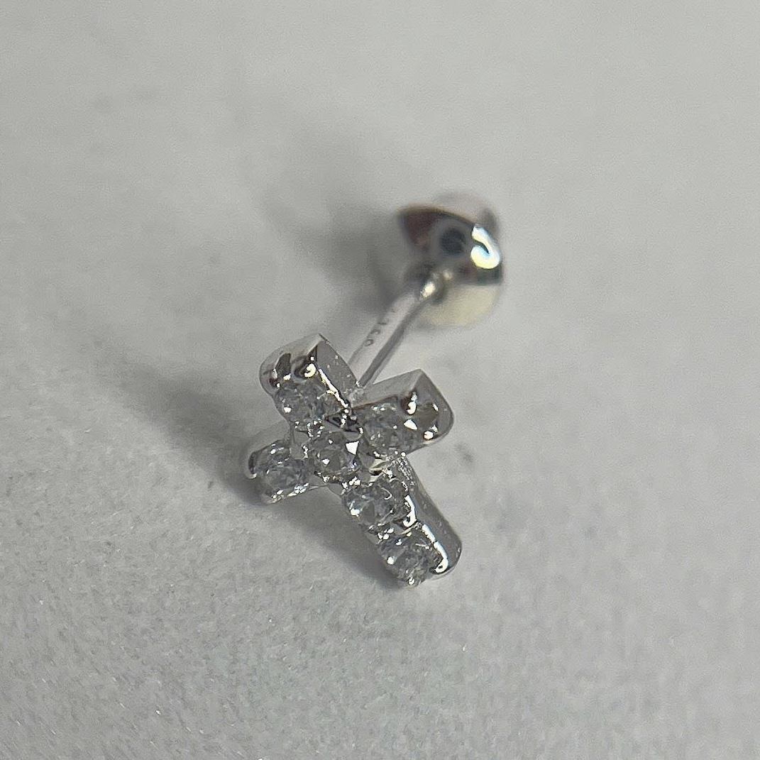 Khuyên kiểu bạc hình cây thánh giá đính kim cương.