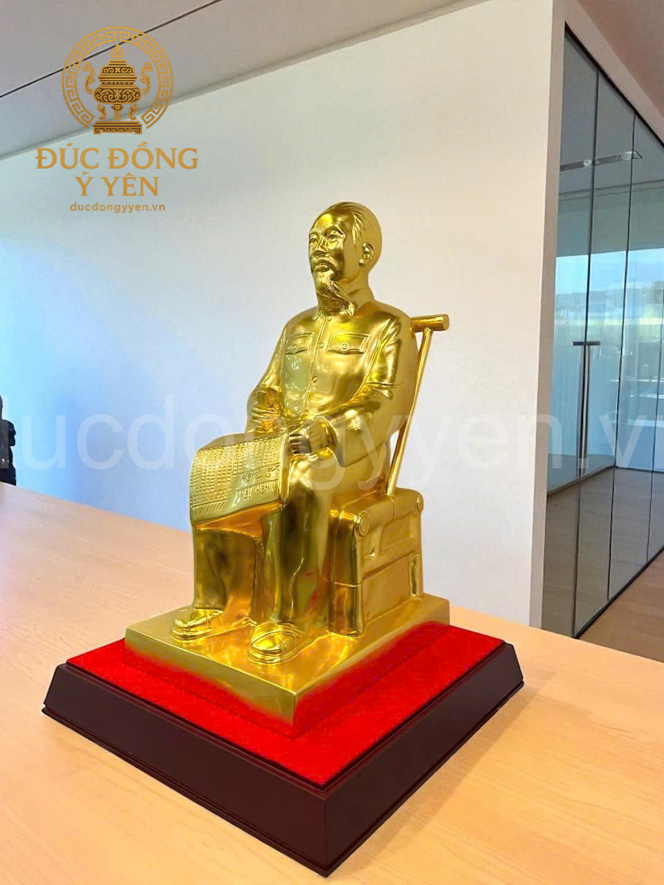 Tượng Bác Hồ ngồi ghế mây dát vàng 9999_thumbnail_1