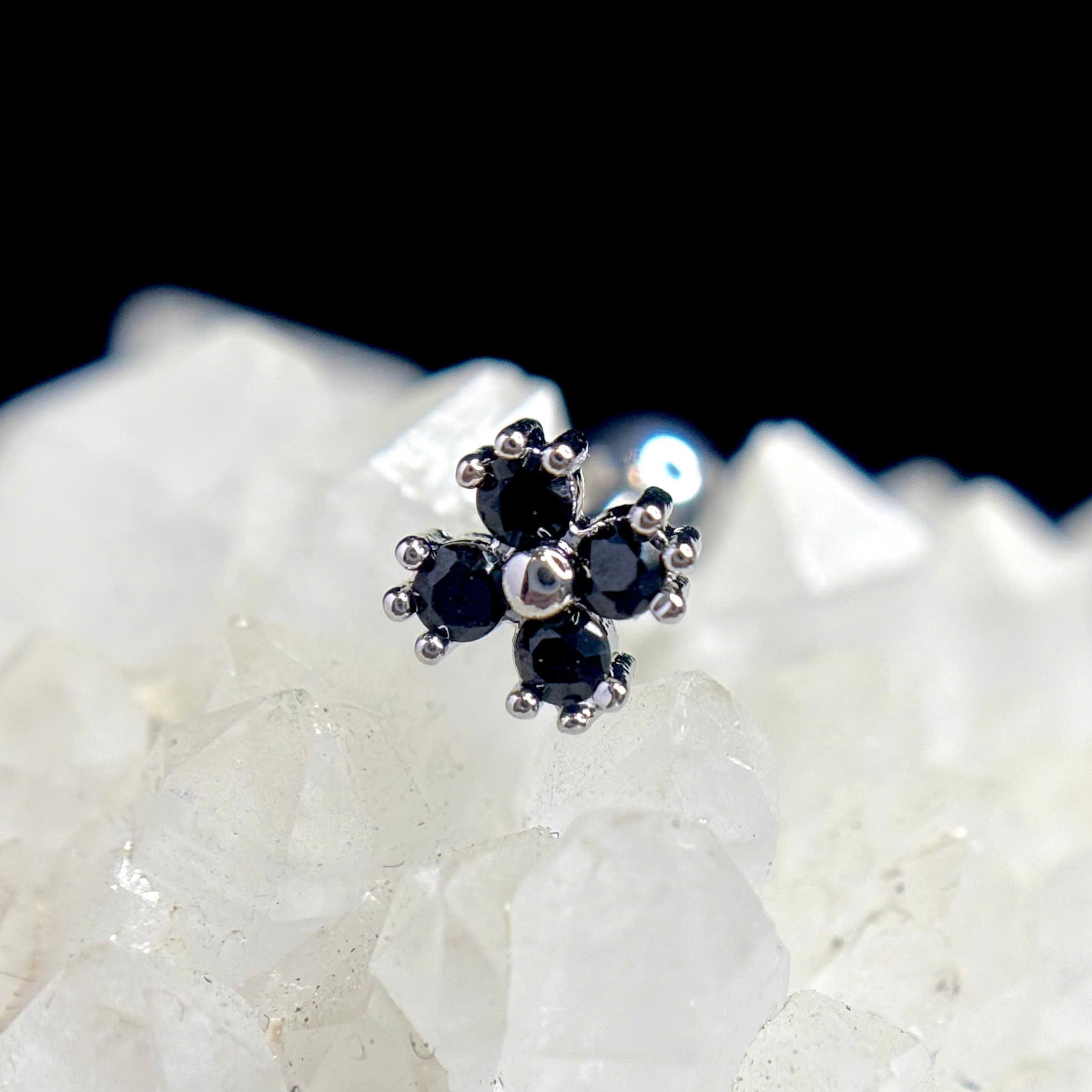 Khuyên kiểu hoa 4 đá đen đít dẹt_thumbnail_2