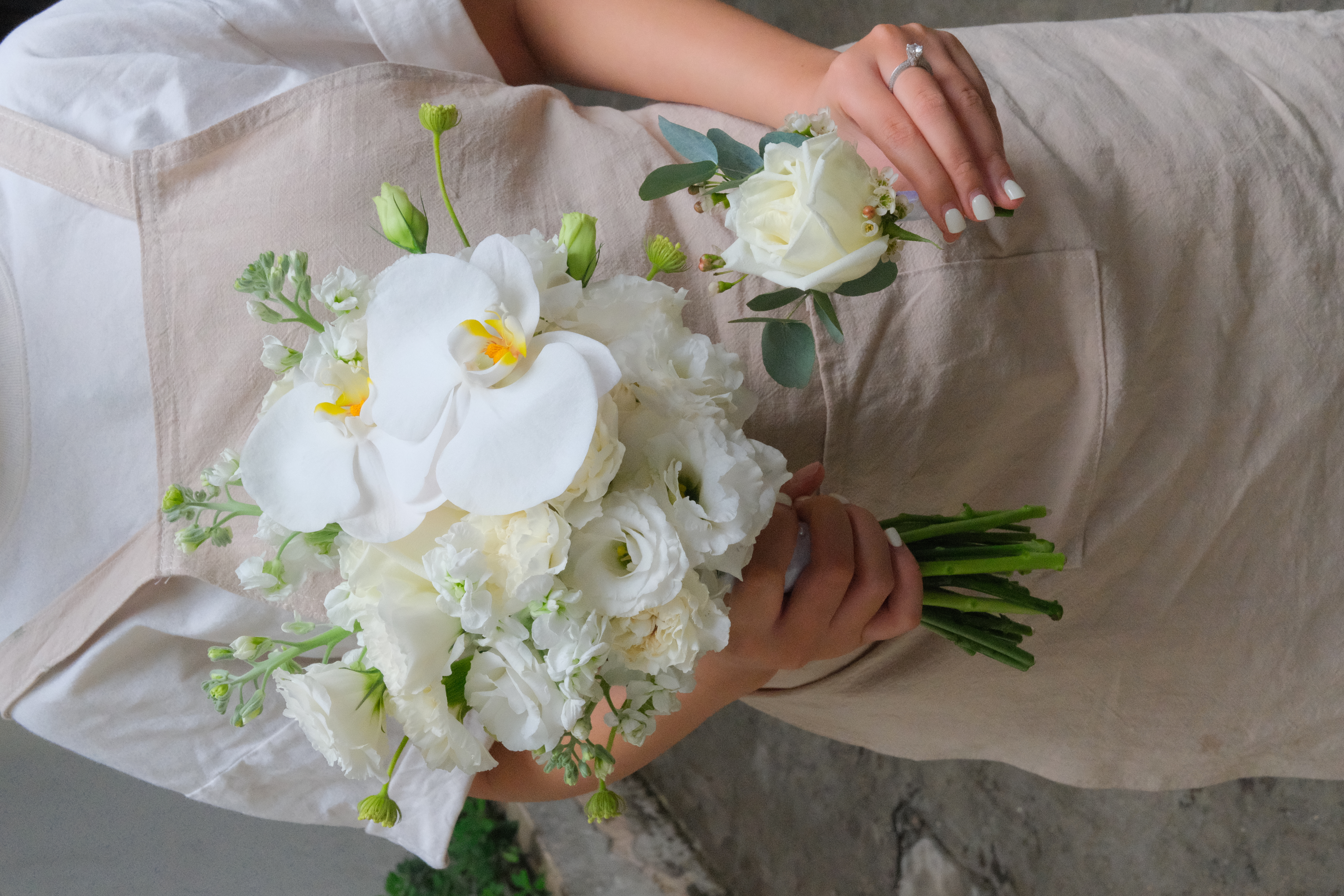 Bó hoa cưới tone trắng mix Lan Hồ Điệp, phi yến