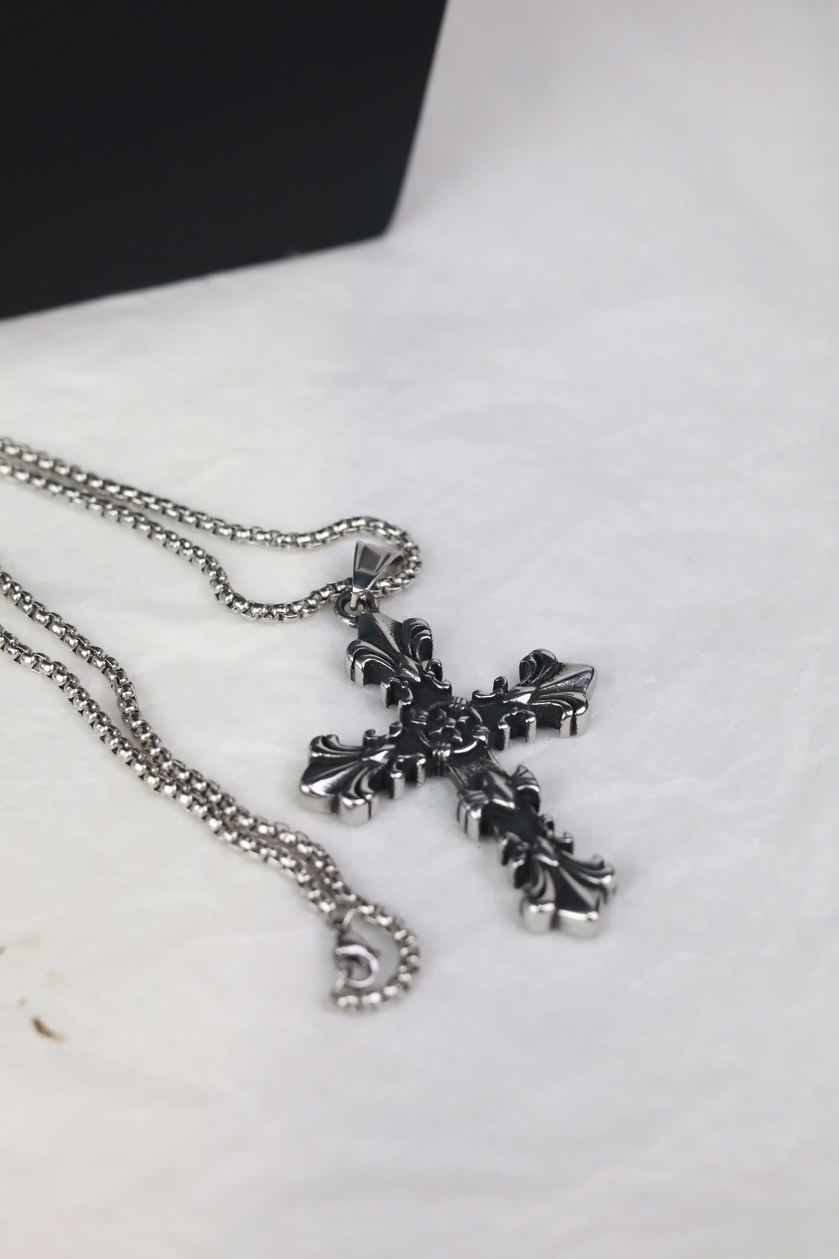 Vòng cổ titan thánh giá hoa văn cổ điển_thumbnail_1