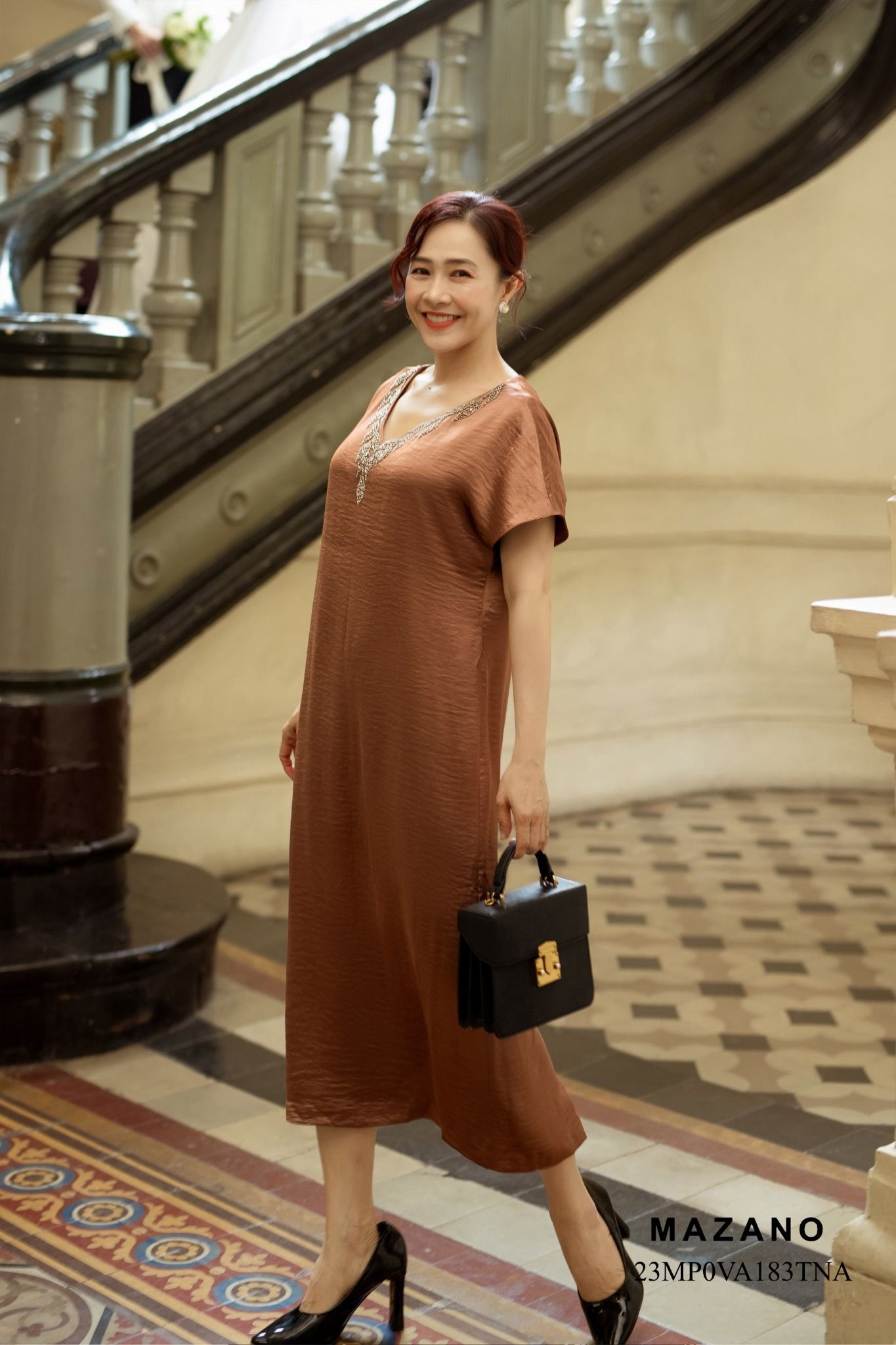 Đầm suông nâu tay liền cổ V đính trang trí_thumbnail_2