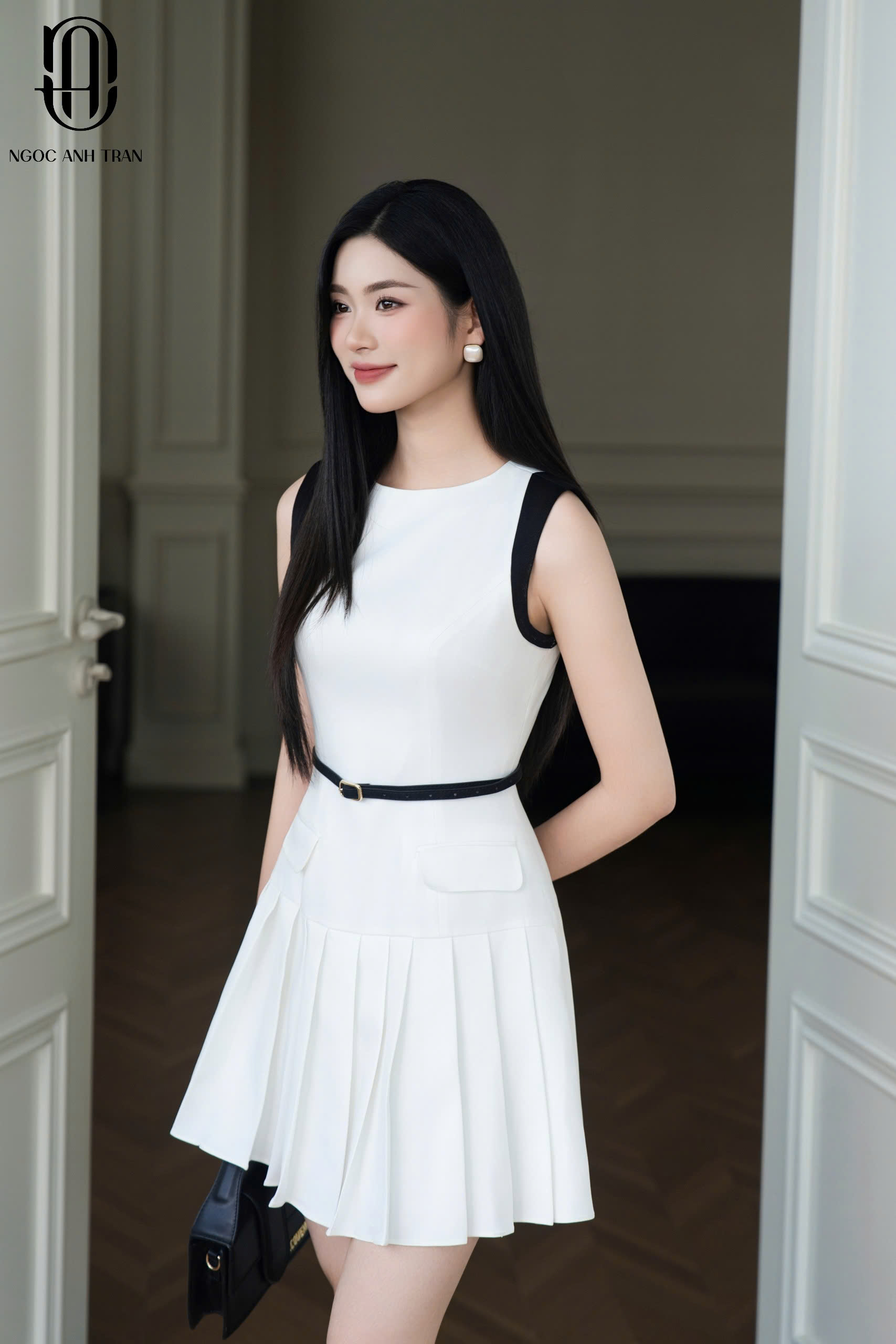 D136 - Váy ngắn dáng xoè xếp ly phối đai đen