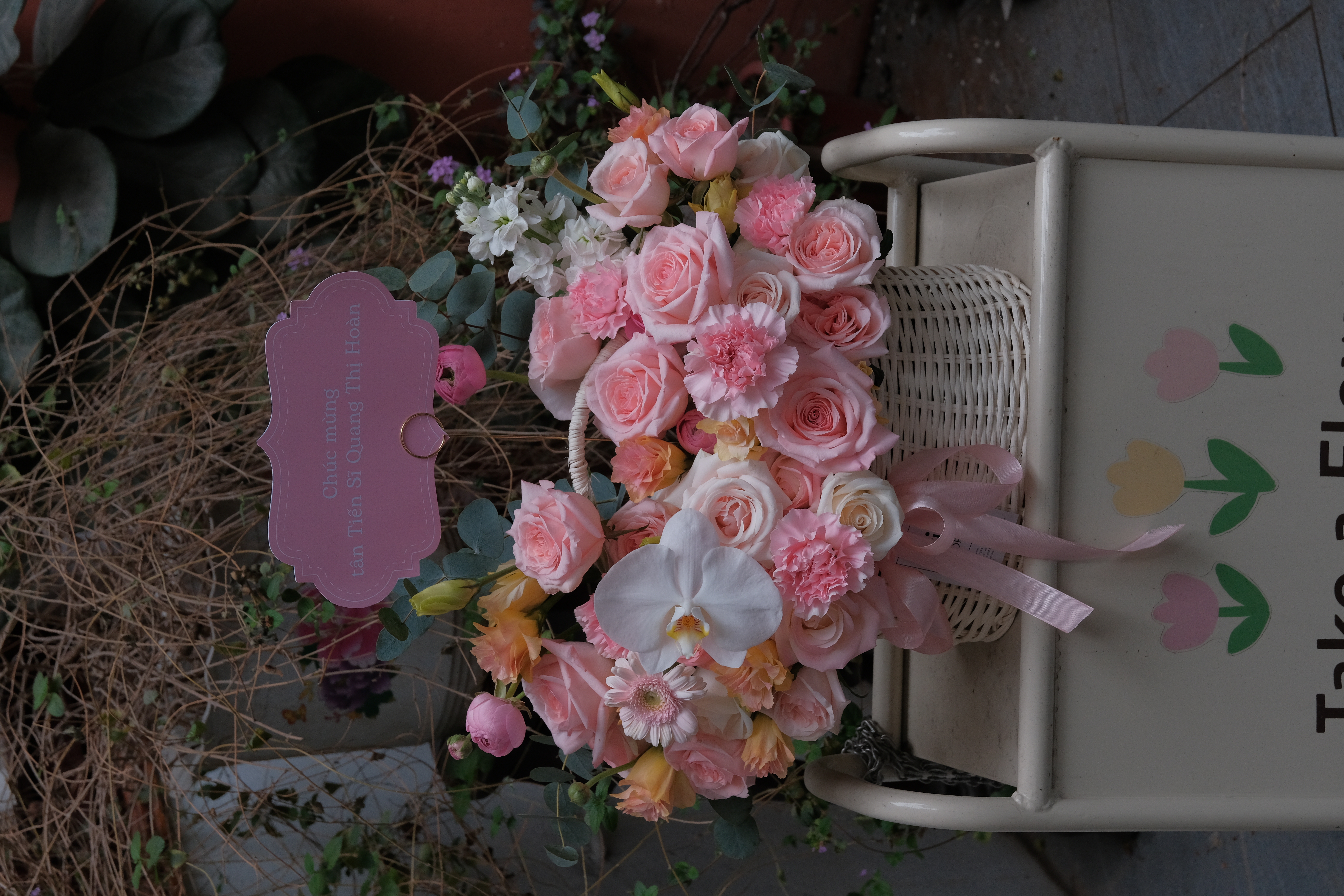 Giỏ hoa mây ton hồng Pastel (có lan) - size M+