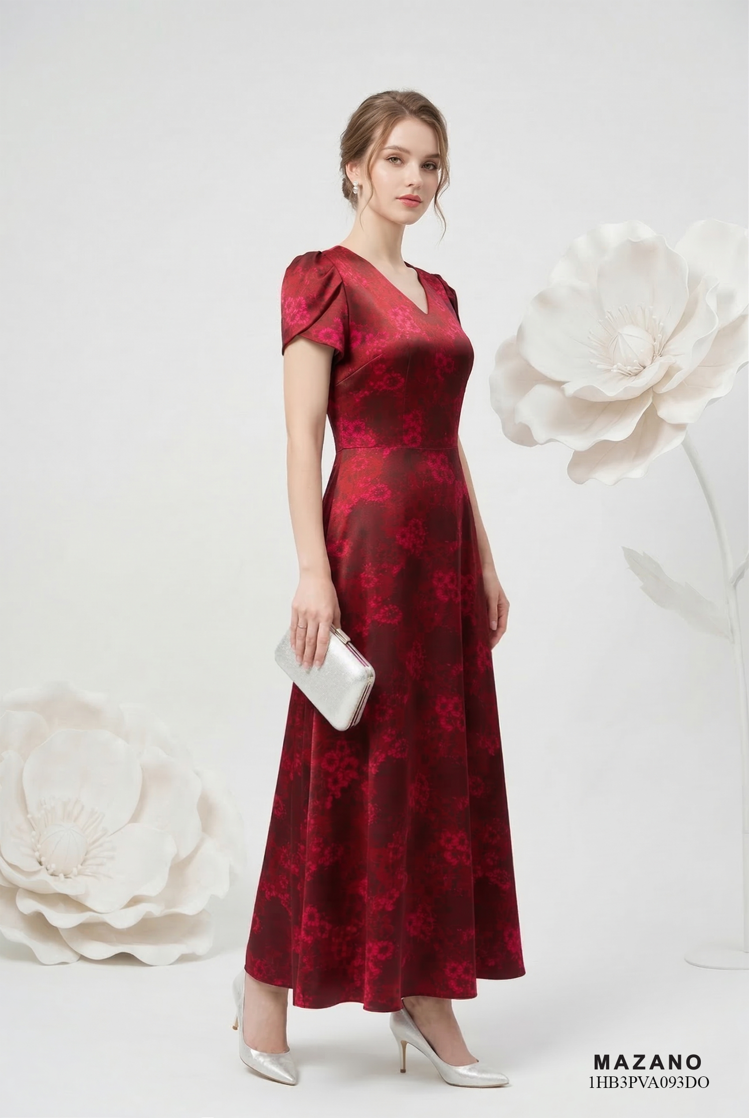 Đầm vải lụa đỏ in họa tiết hoa cách điệu dáng ôm chân rủ cổ V tay ngắn xếp ly thiết kế MAZANO