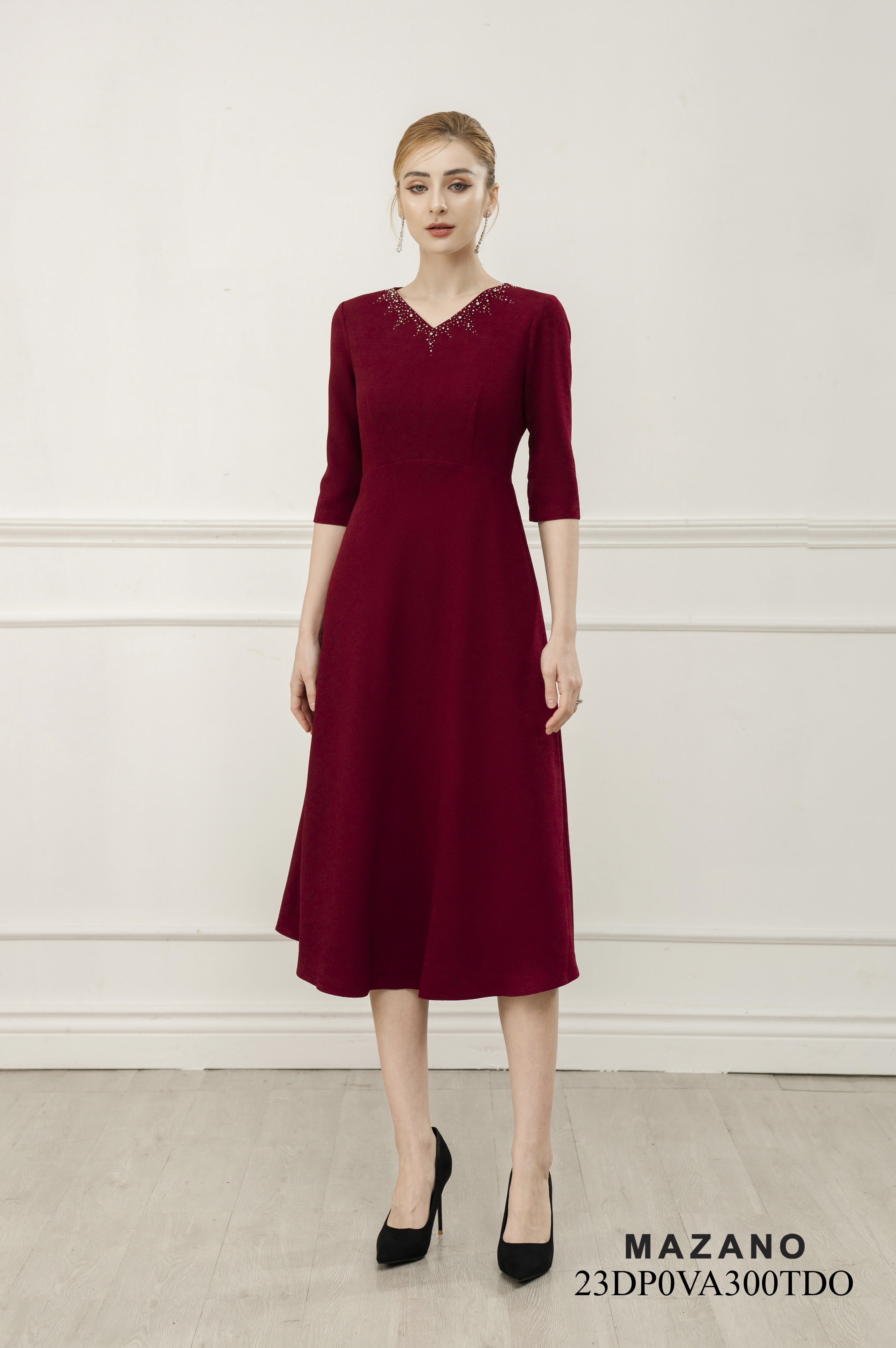 Đầm Ôm Chân Rủ Đính Đá Thủ Công