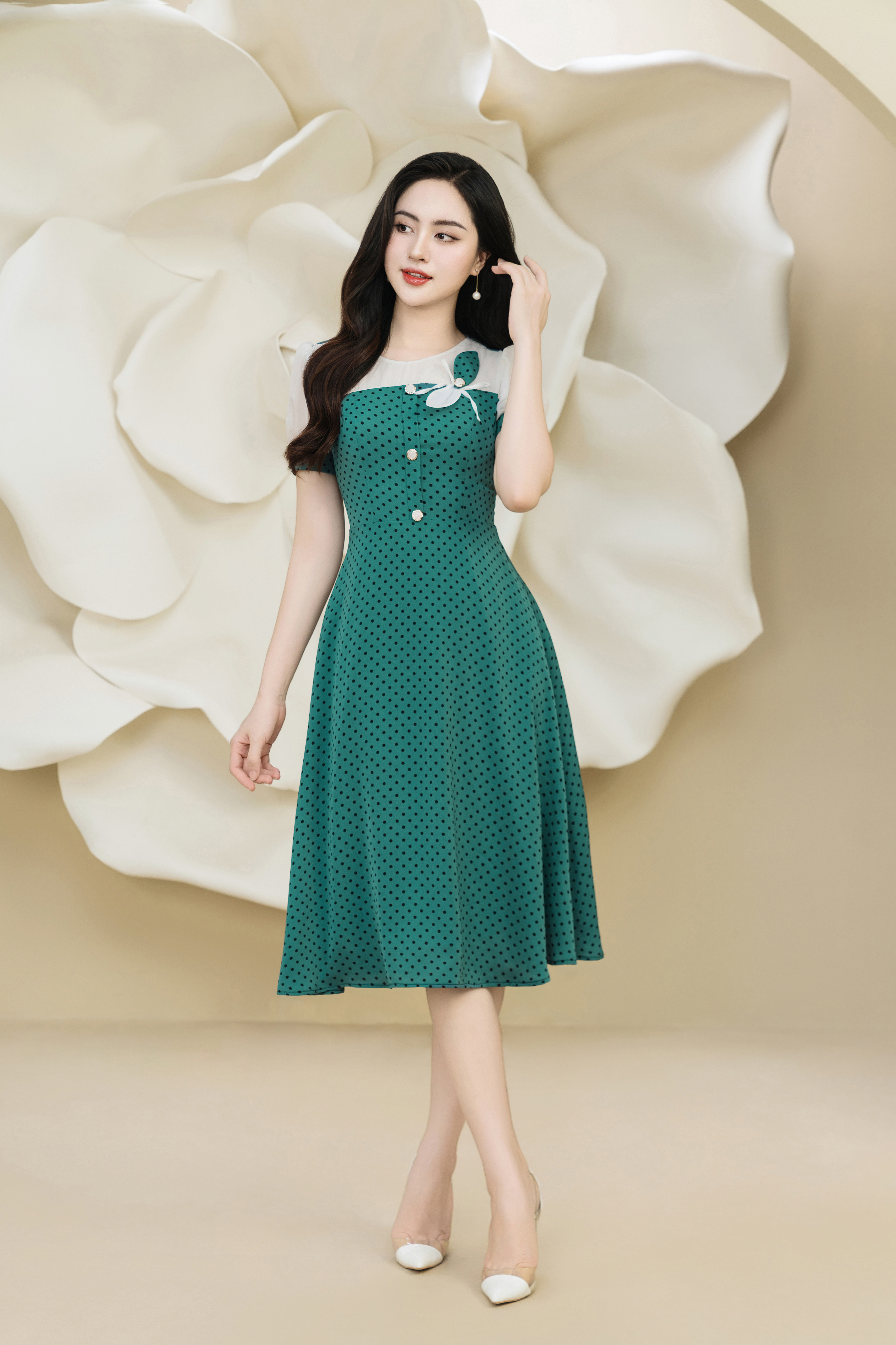 Đầm xoè chấm bi xanh phối trắng đính hoa_thumbnail_2