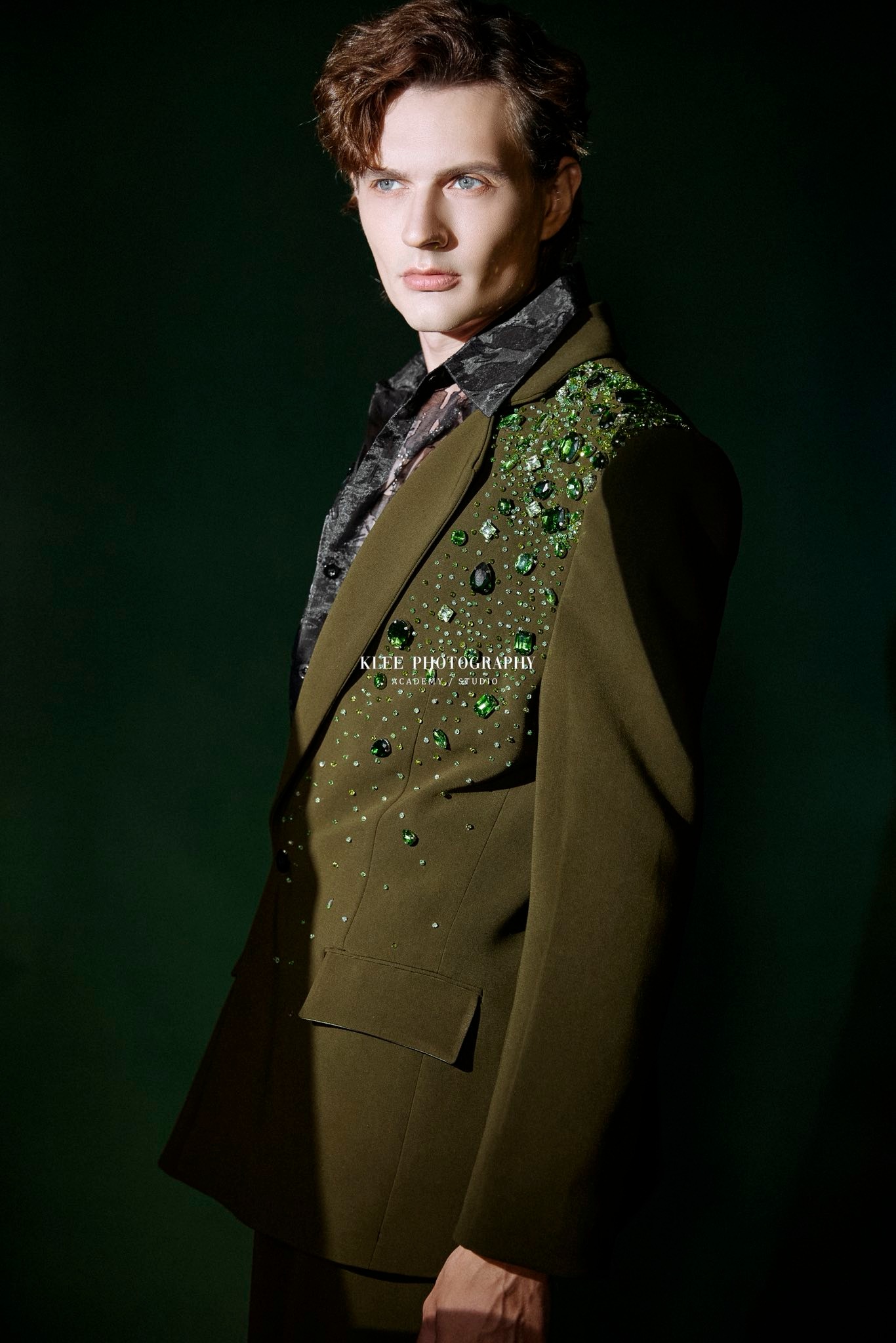Suit xanh rêu đính đá – Lịch lãm & nghệ thuật