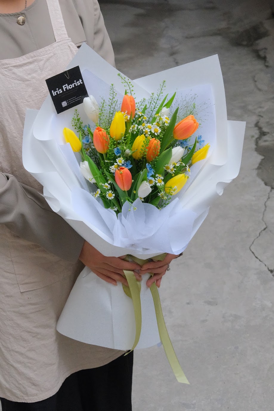 Bó tulip mix (cam, vàng, trắng) và hoa phụ (bó 15b mix)