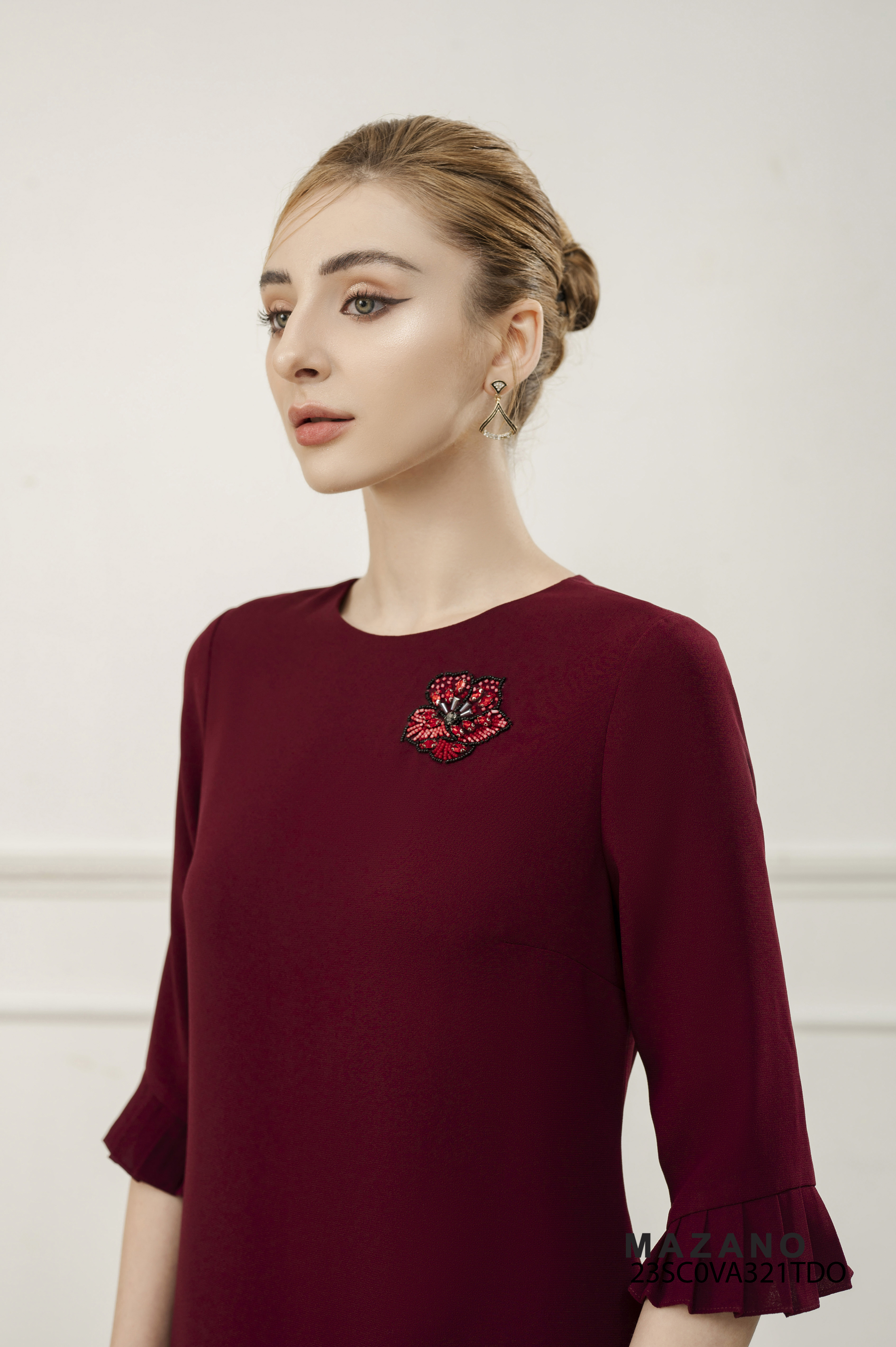 Đầm suông đỏ chân xếp cách điệu đính trang trí_thumbnail_5