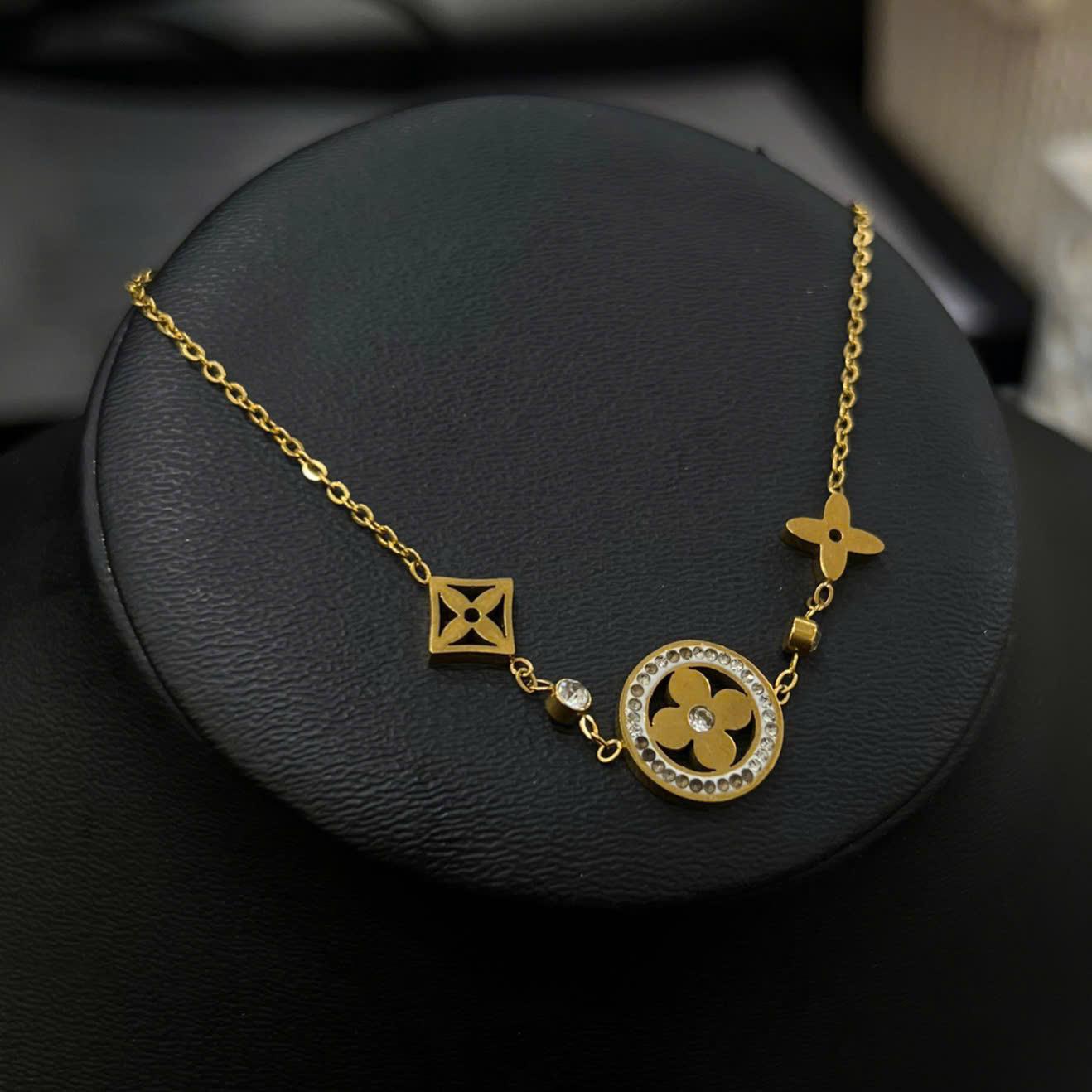 vòng tay titan vàng charm ba logo LV hoa sao _thumbnail_2