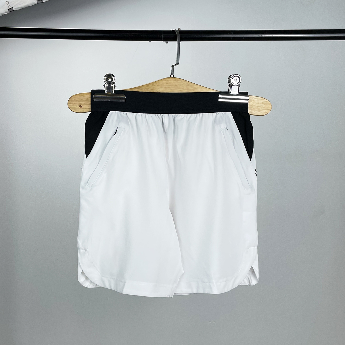 Quần shorts lưng thun xẻ tà - Trắng