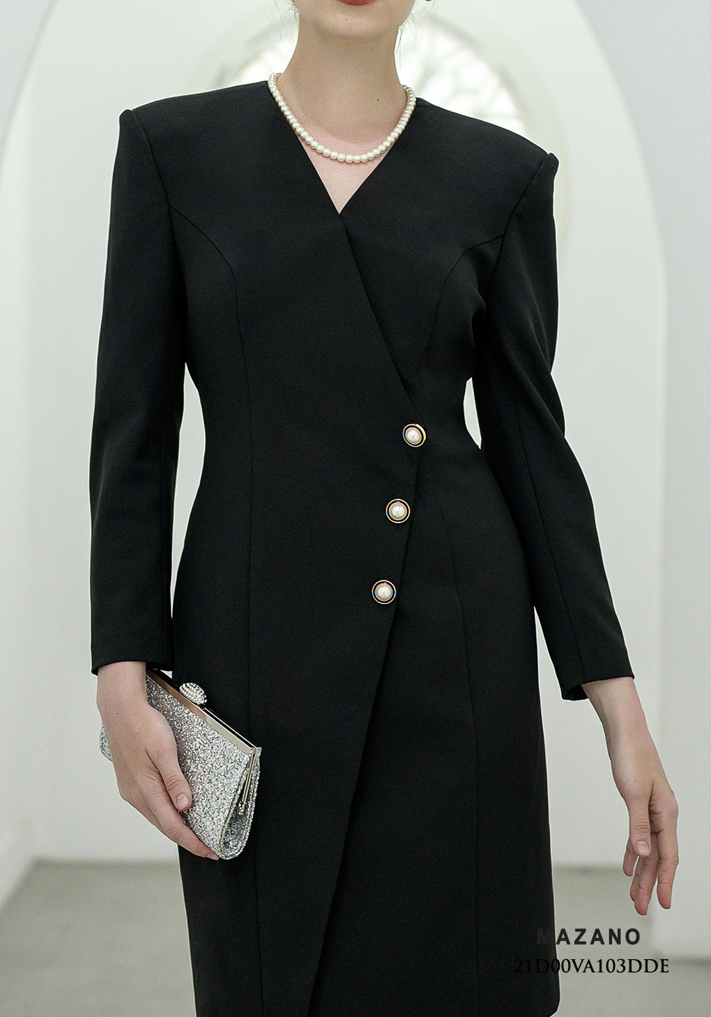 Đầm đen tay dài vạt chéo cách điệu_thumbnail_4