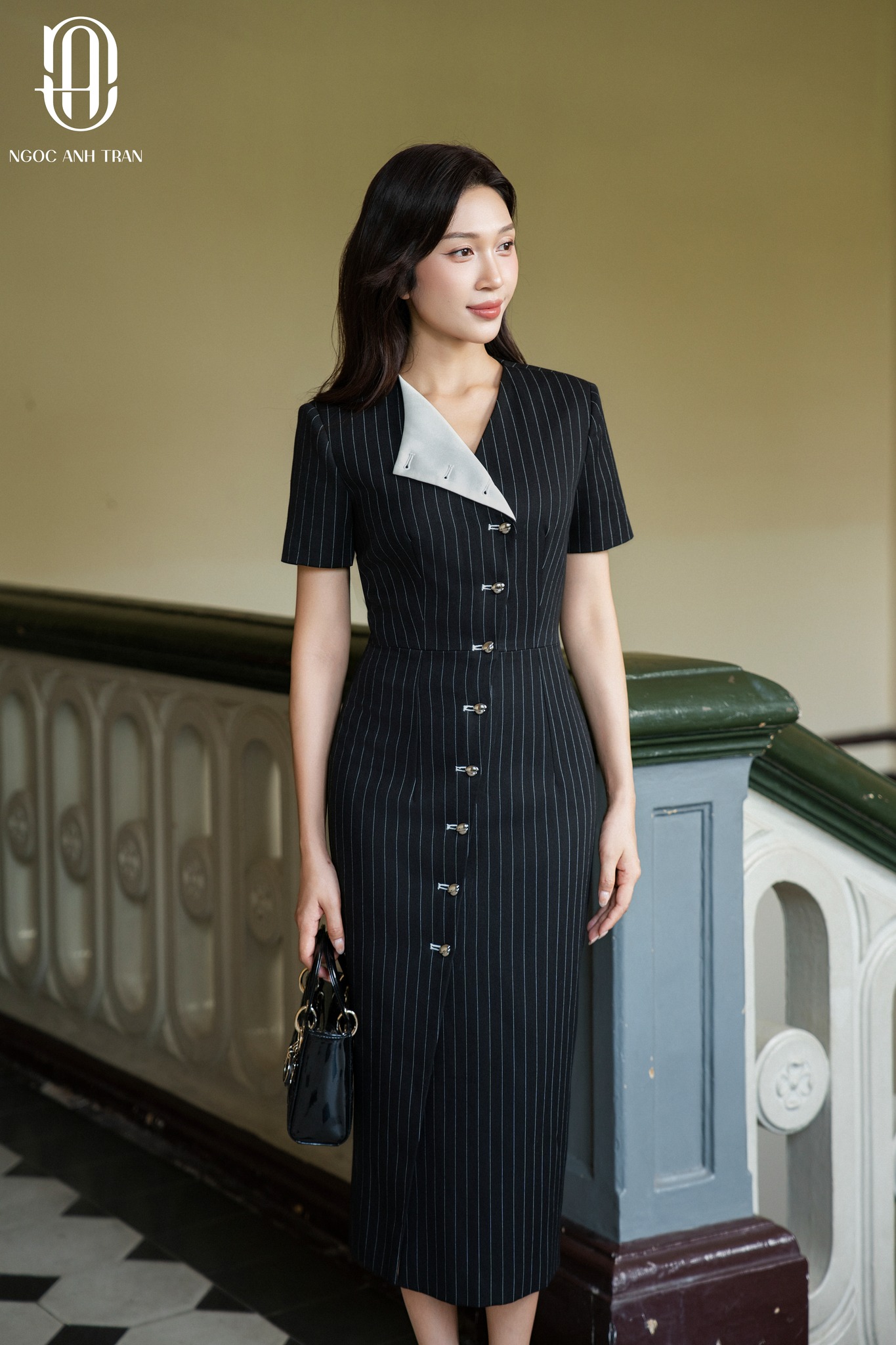 D144 - Đầm kẻ đen cổ tà lật_thumbnail_4