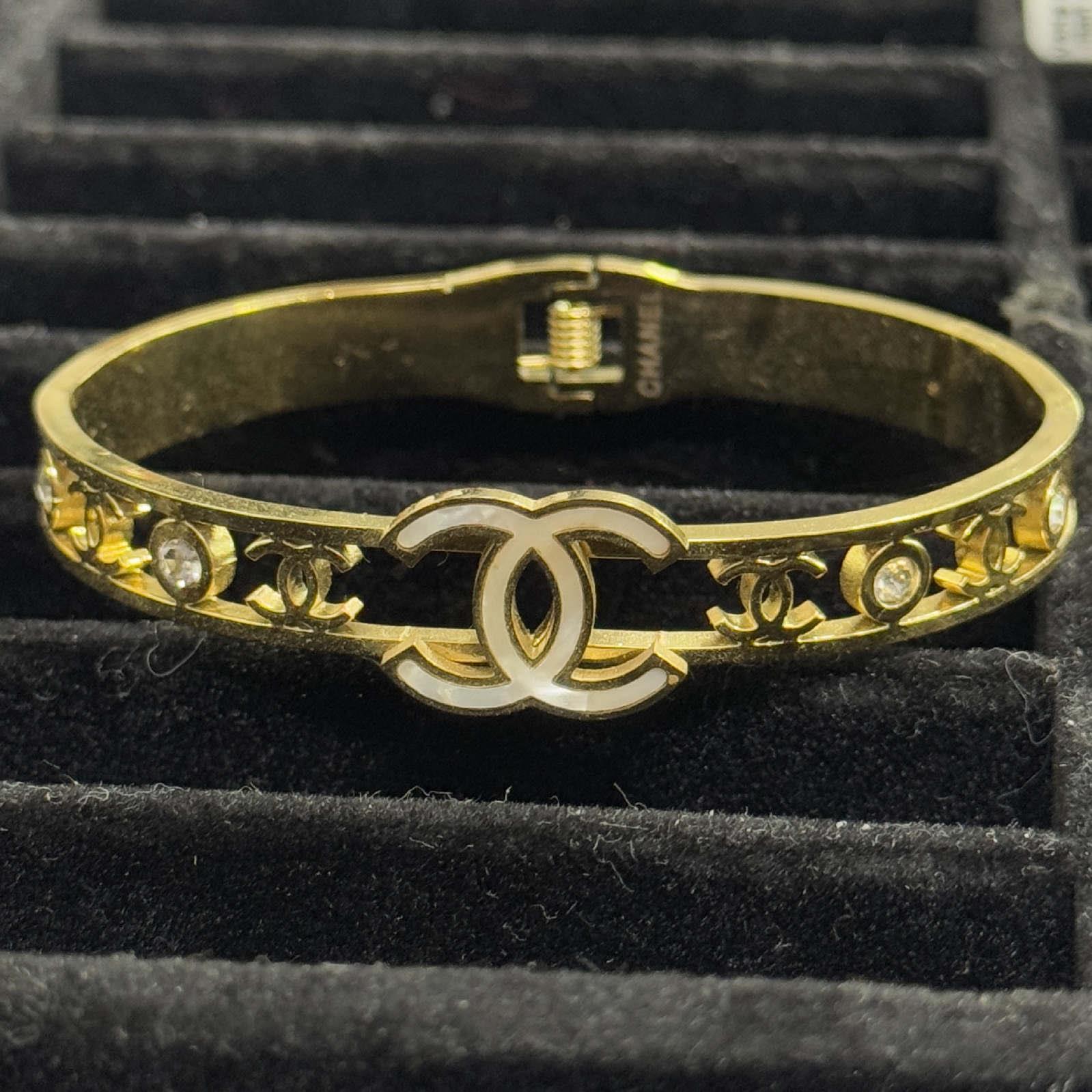 vòng tay cuff vàng titan rỗng khắc CHANEL LOGO CHANEL TRẮNG_thumbnail_0