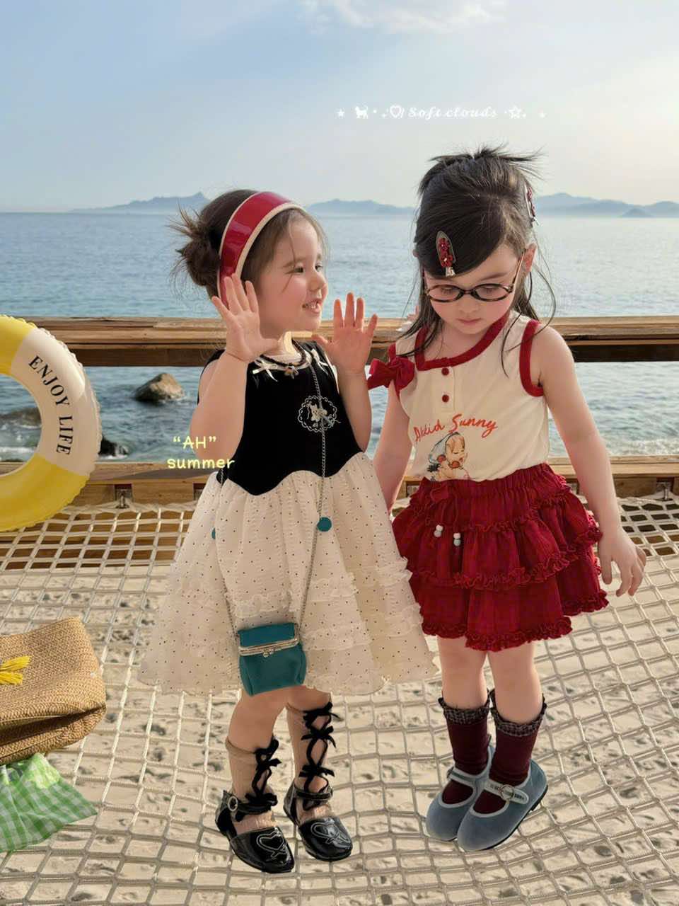 AH15 - Áo sát nách viền đỏ in hình bé gái “Hello Sunny” hãng AH
