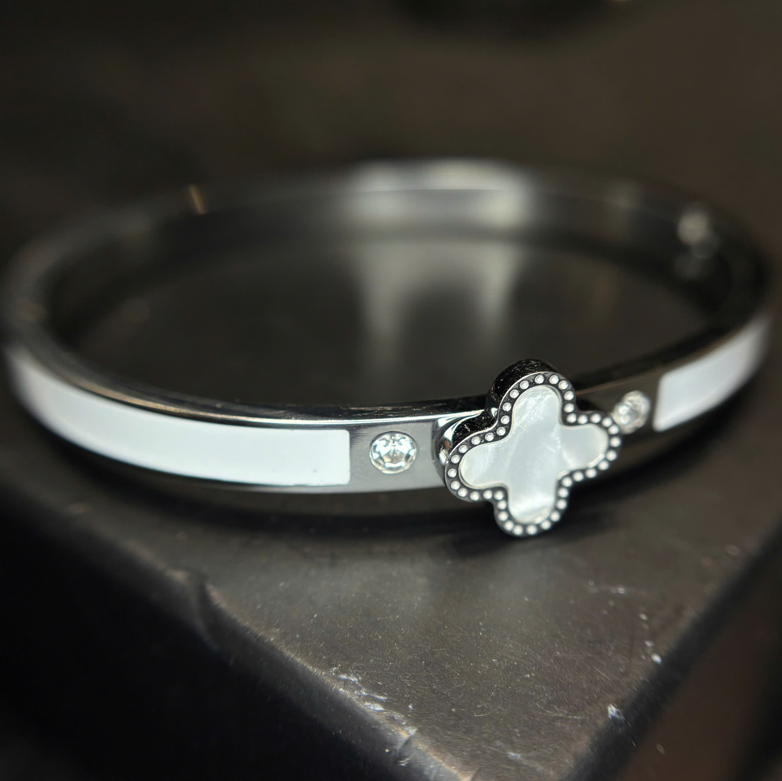 Vòng tay cuff vancleef trắng_thumbnail_2