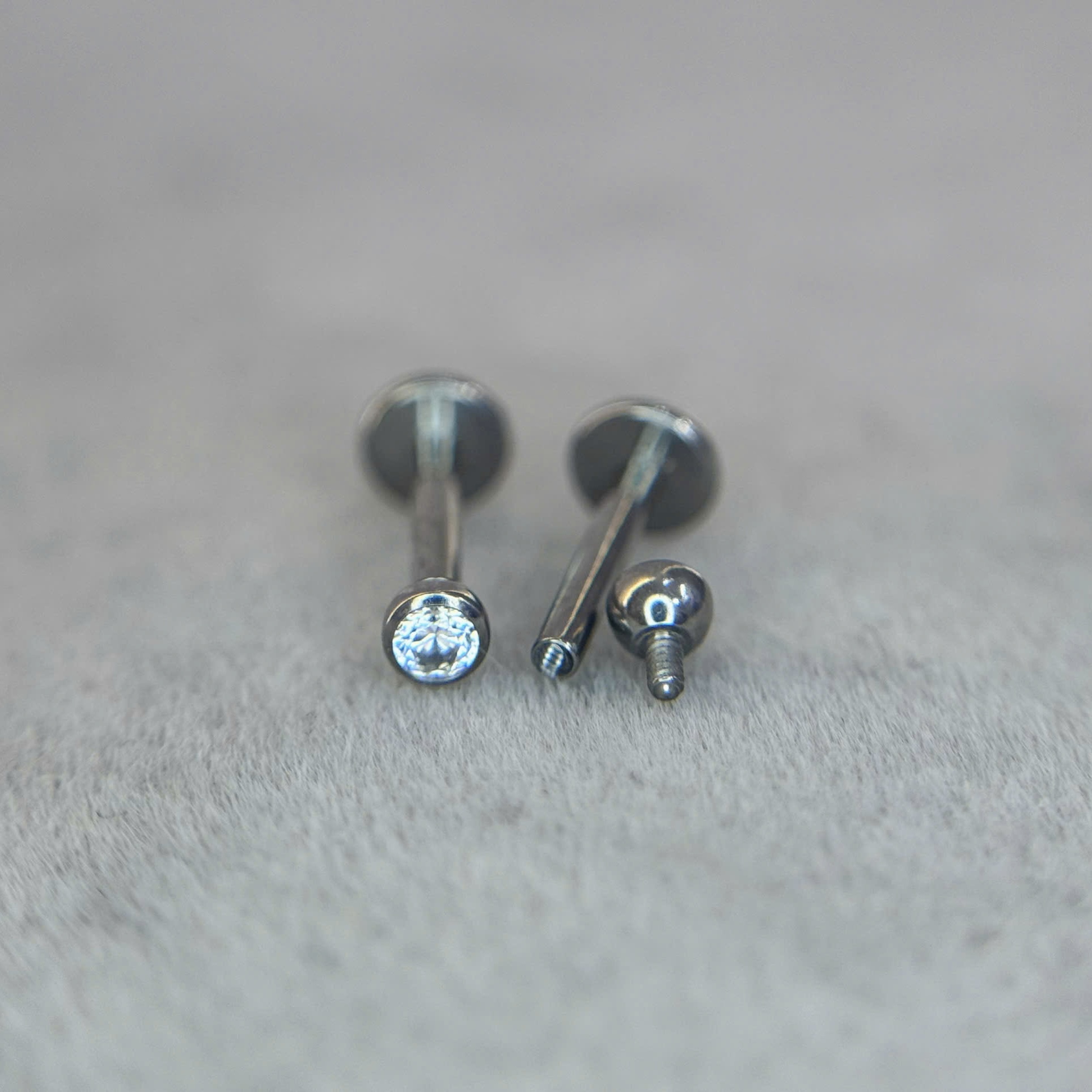 khuyên kiểu titan kim cương đít dẹt dán size 2 dài 8_thumbnail_2