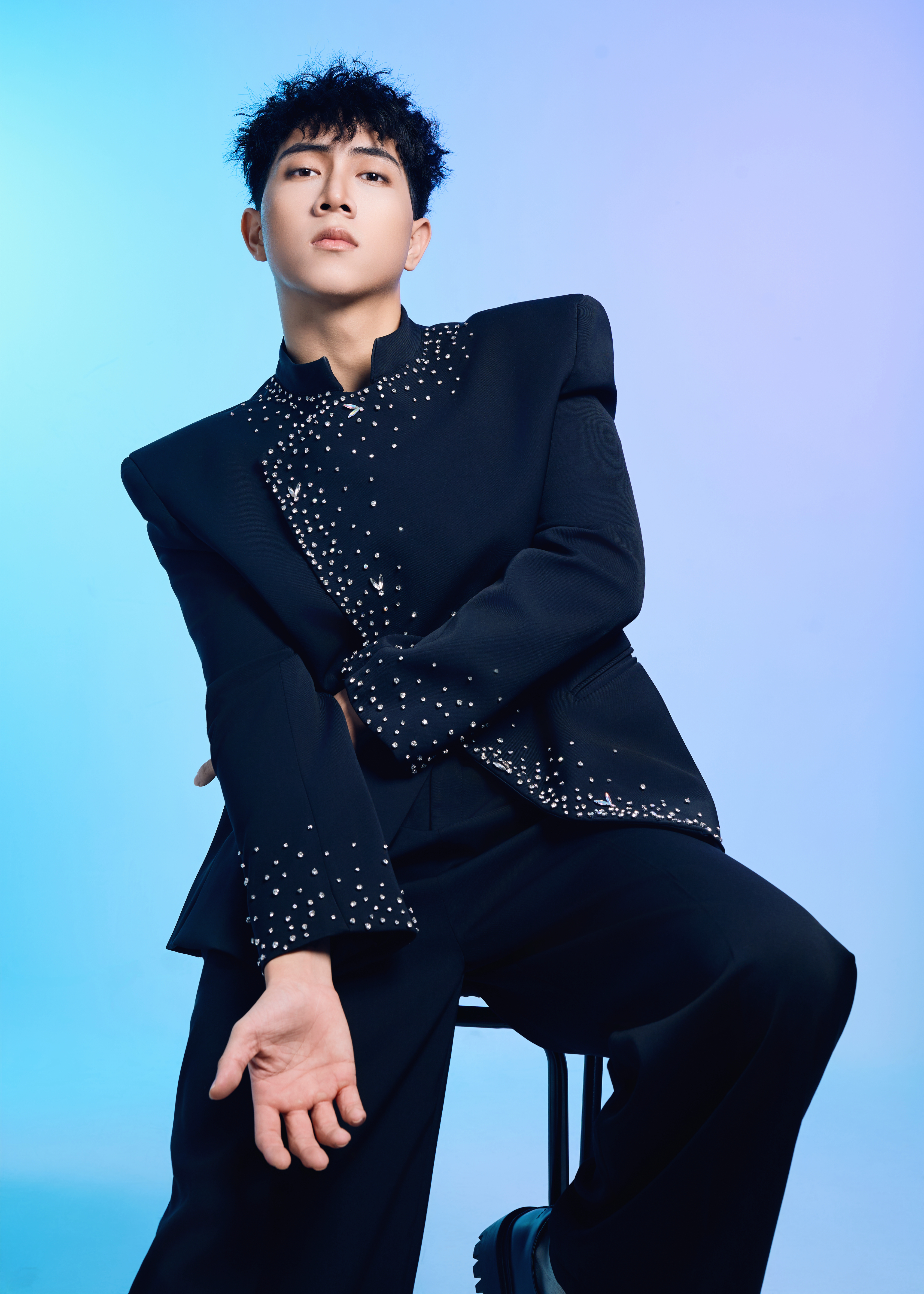 Vest đen đính pha lê cao cấp – Phong cách sang trọng và quyền lực_thumbnail_4