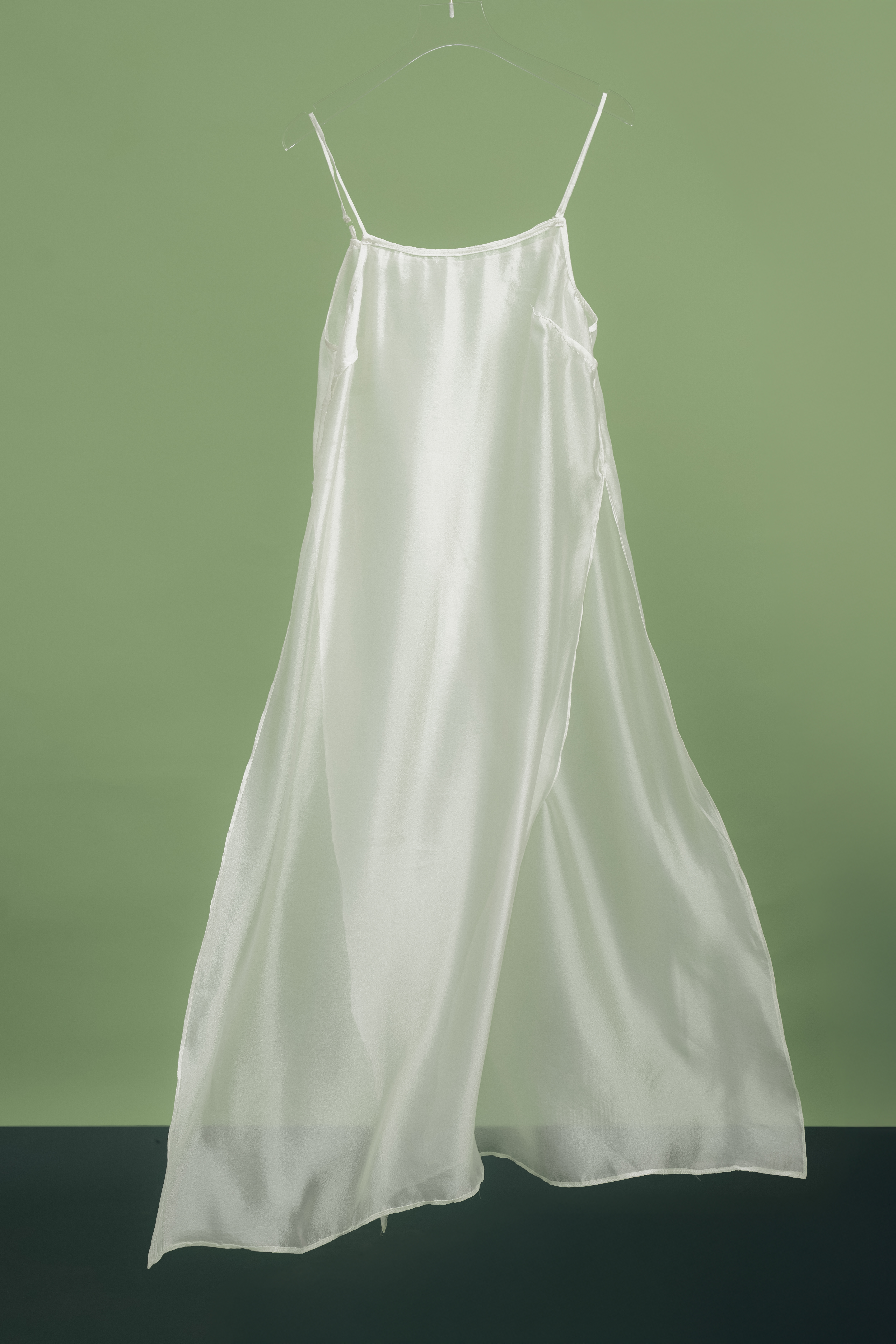 Váy 2 dây tơ xẻ hông