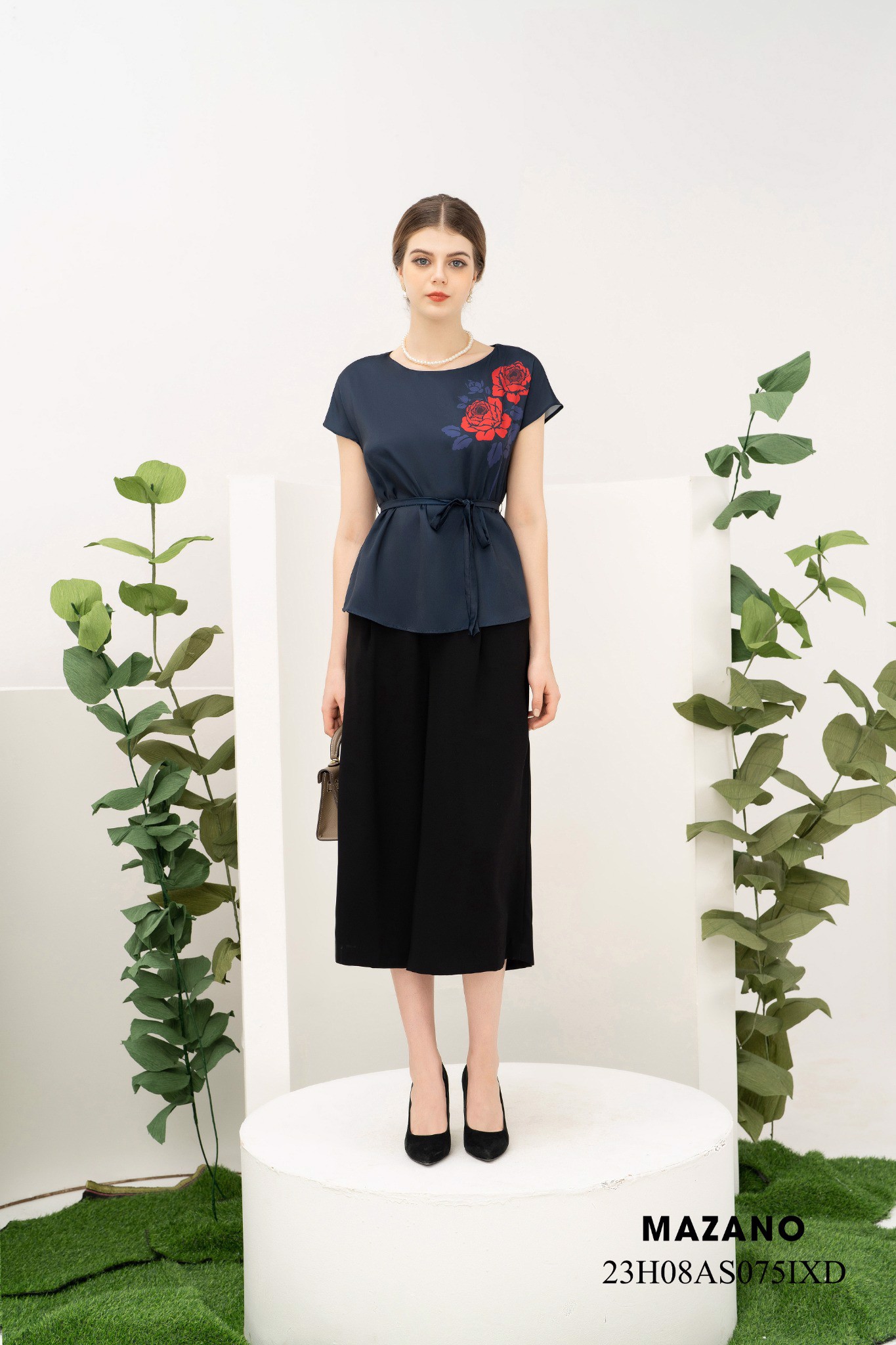 Áo top xanh thắt đai họa tiết bố cục