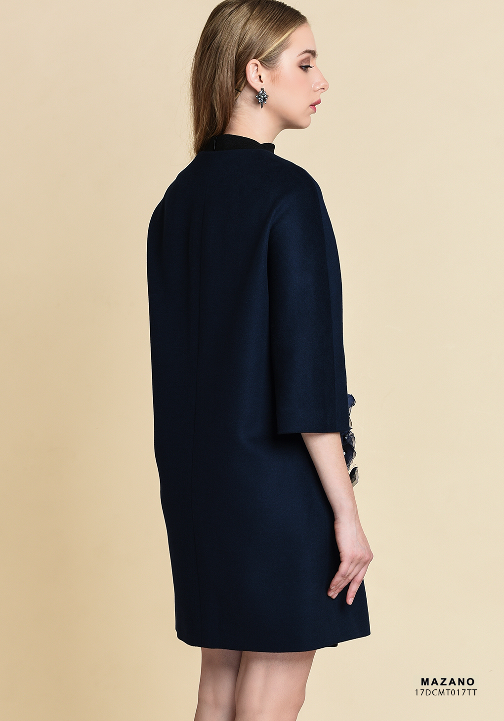 Măng tô xanh đính túi hoa